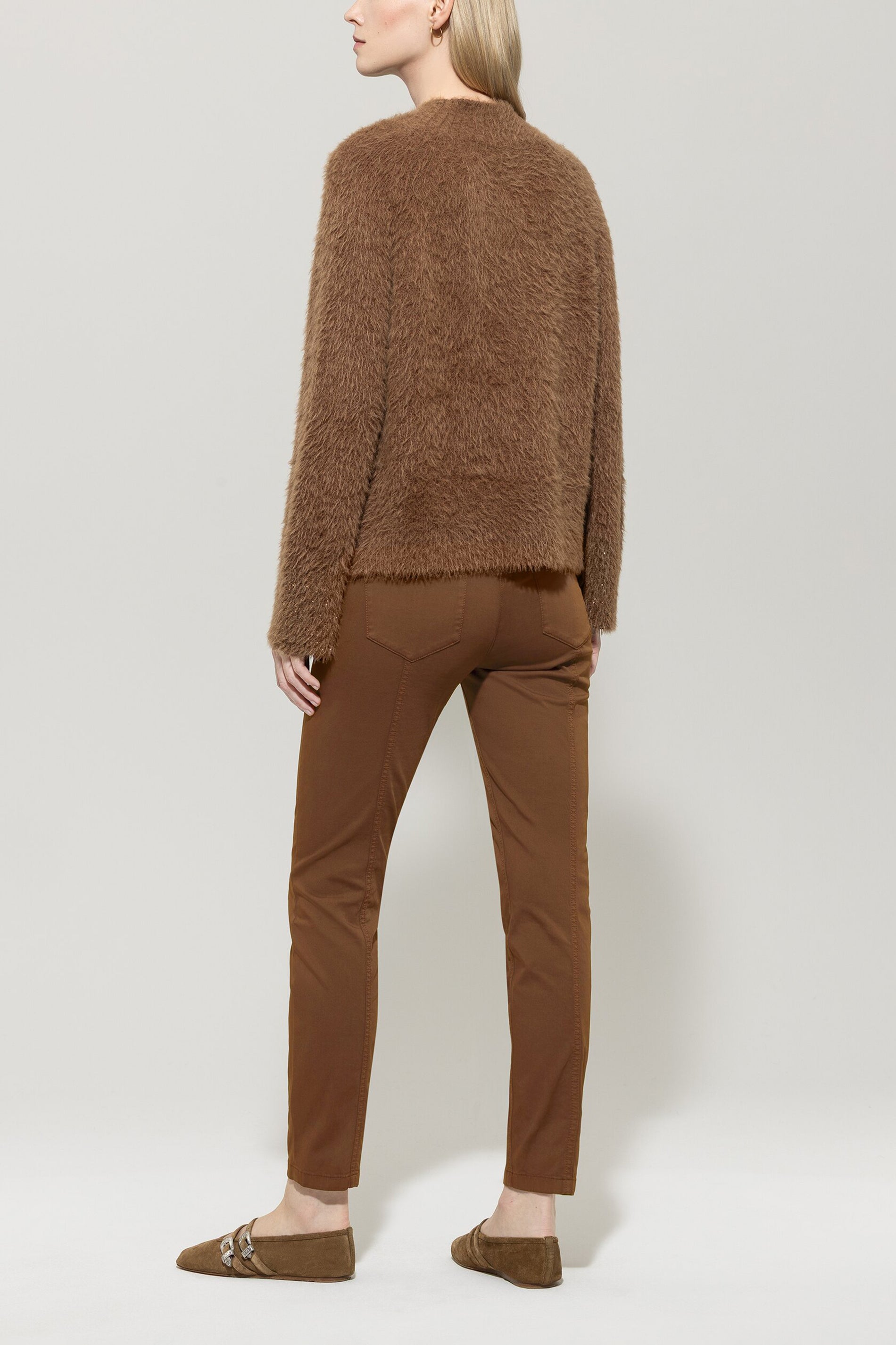 High-Stretch-Colour-Denim - walnut - Standard | Model Rück