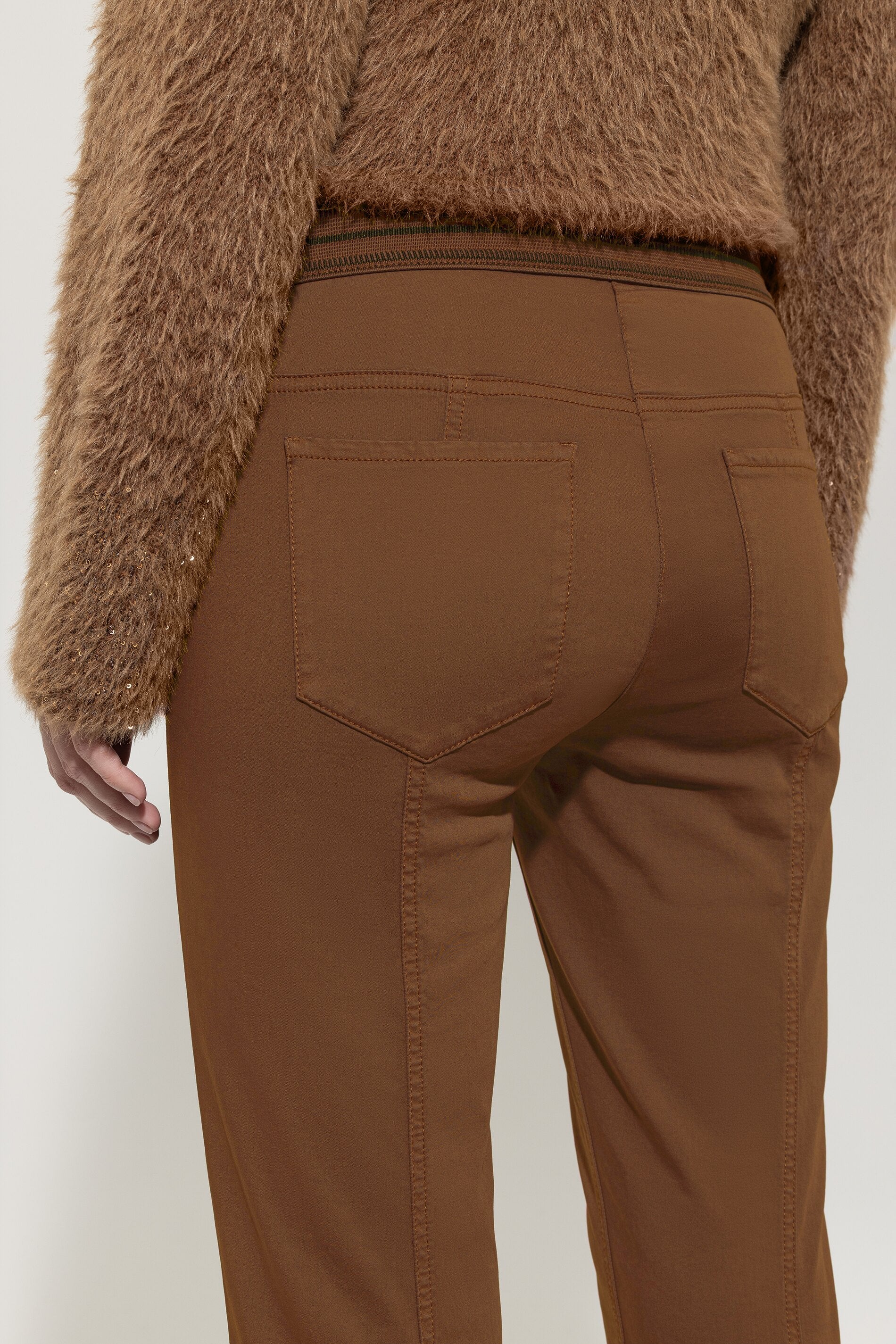 High-Stretch-Colour-Denim - walnut - Standard | Model Detail