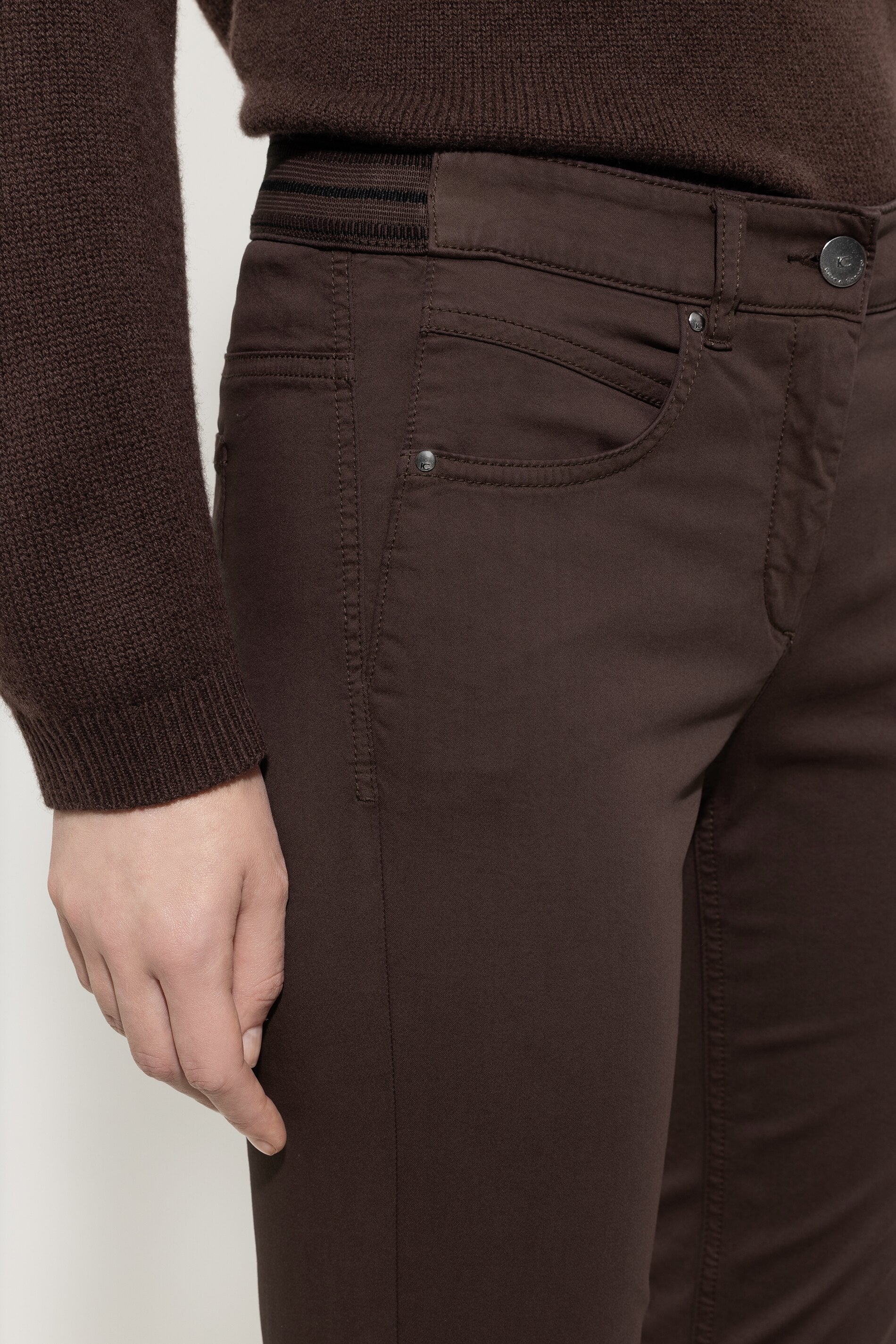 High-Stretch-Colour-Denim - espresso - Standard | Model Detail
