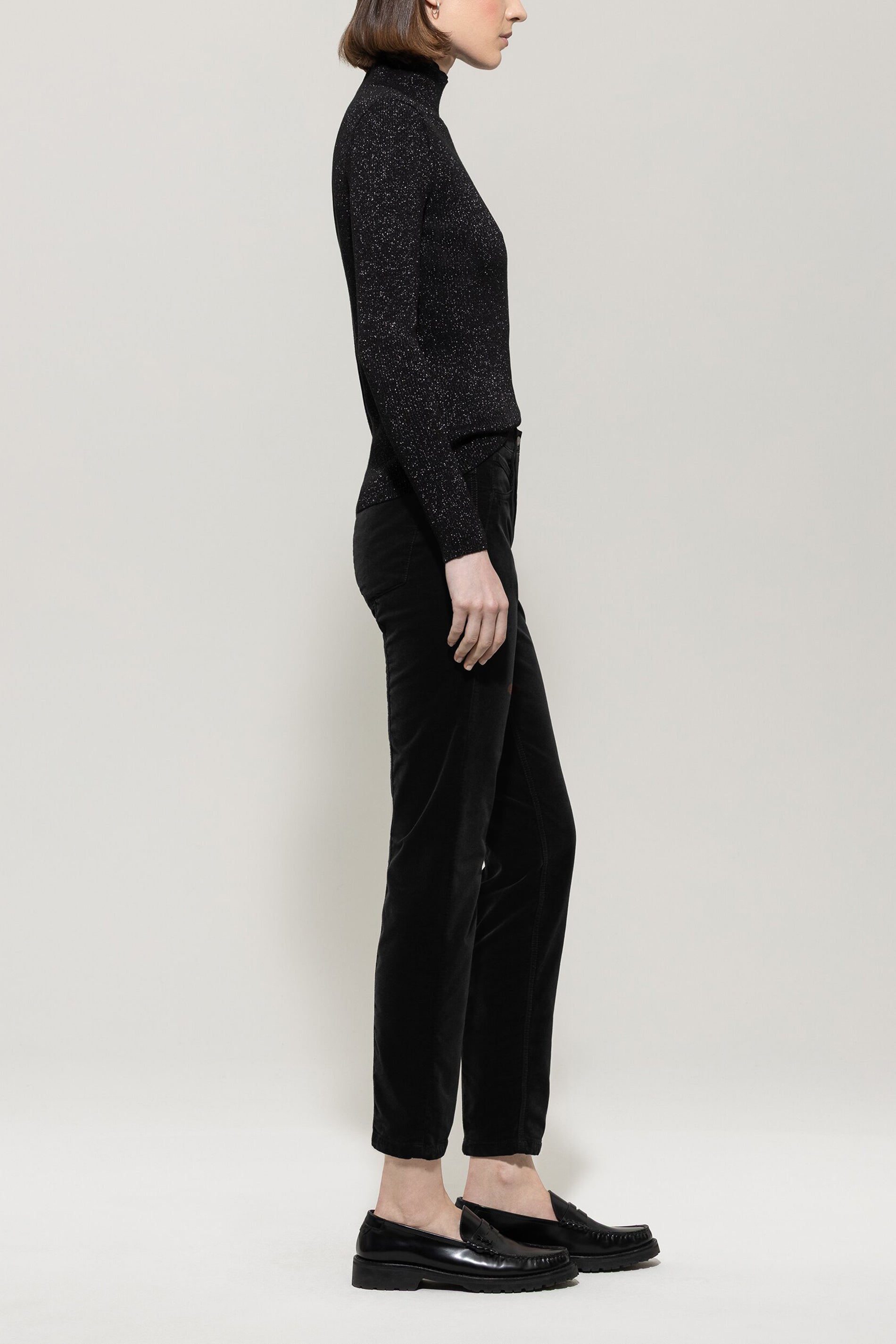 Skinny-Velvet-Pants - deep black - Standard | Model Seite