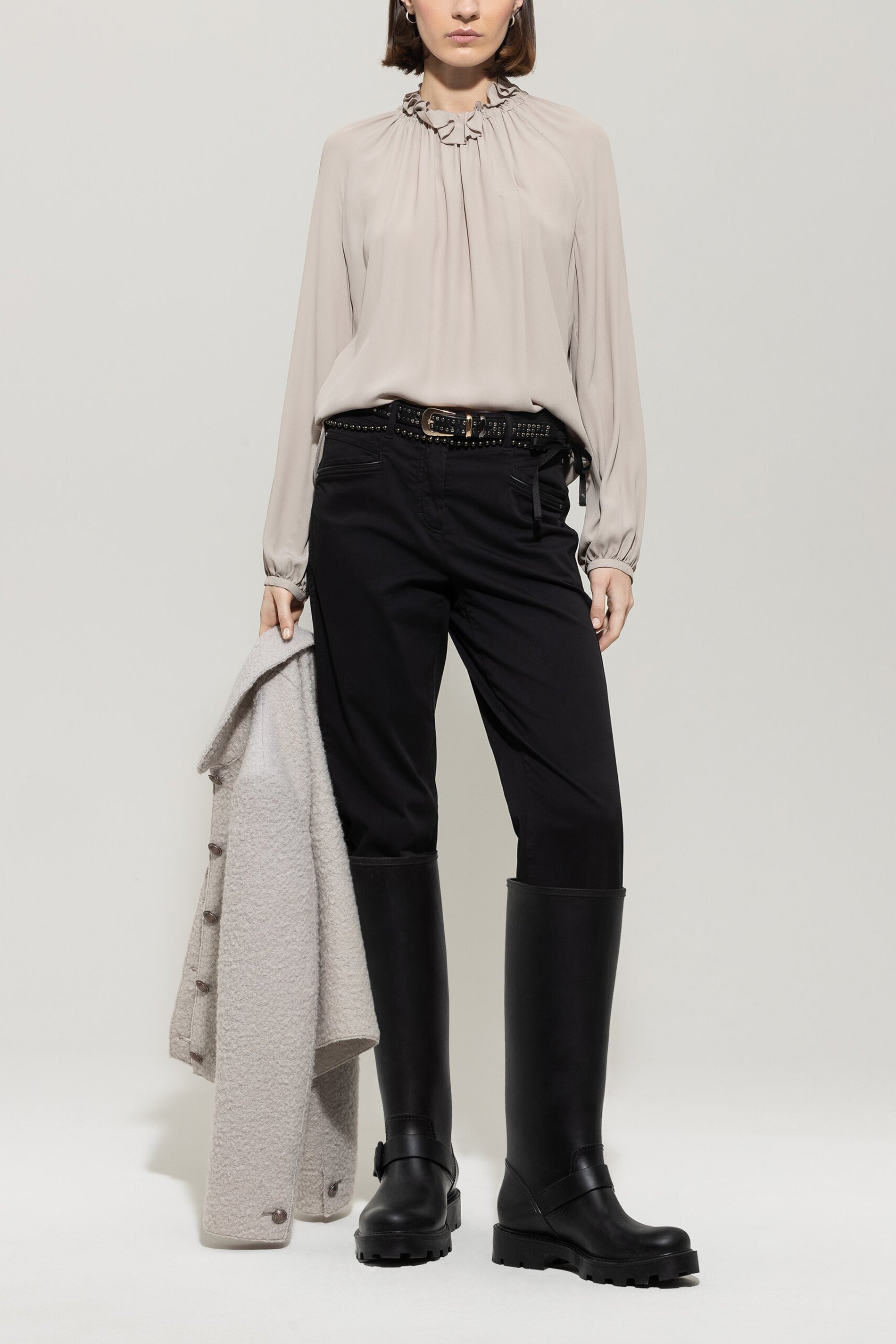 High-Stretch-Tapered-Denim - deep black - Standard | Model Front