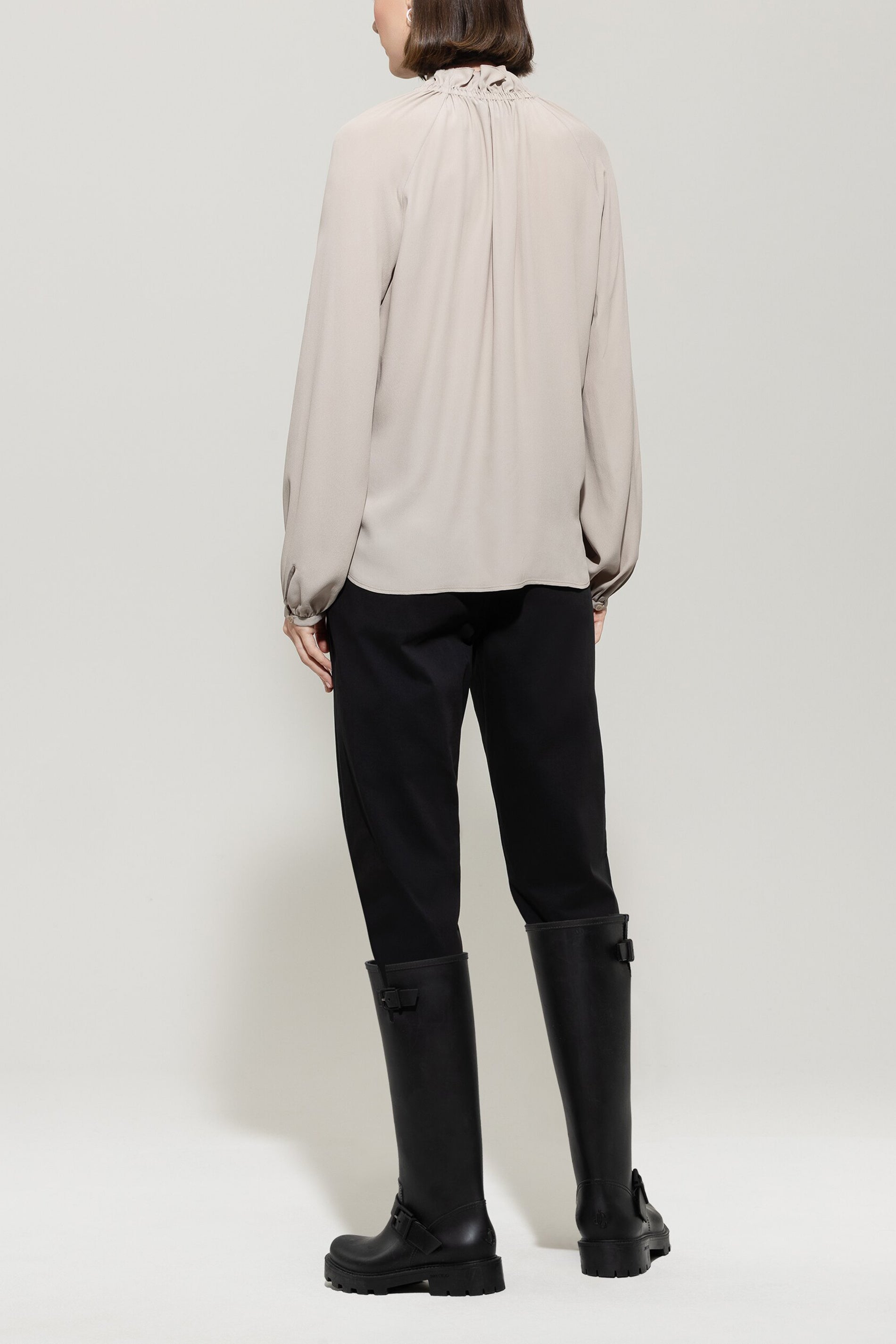 High-Stretch-Tapered-Denim - deep black - Standard | Model Rück