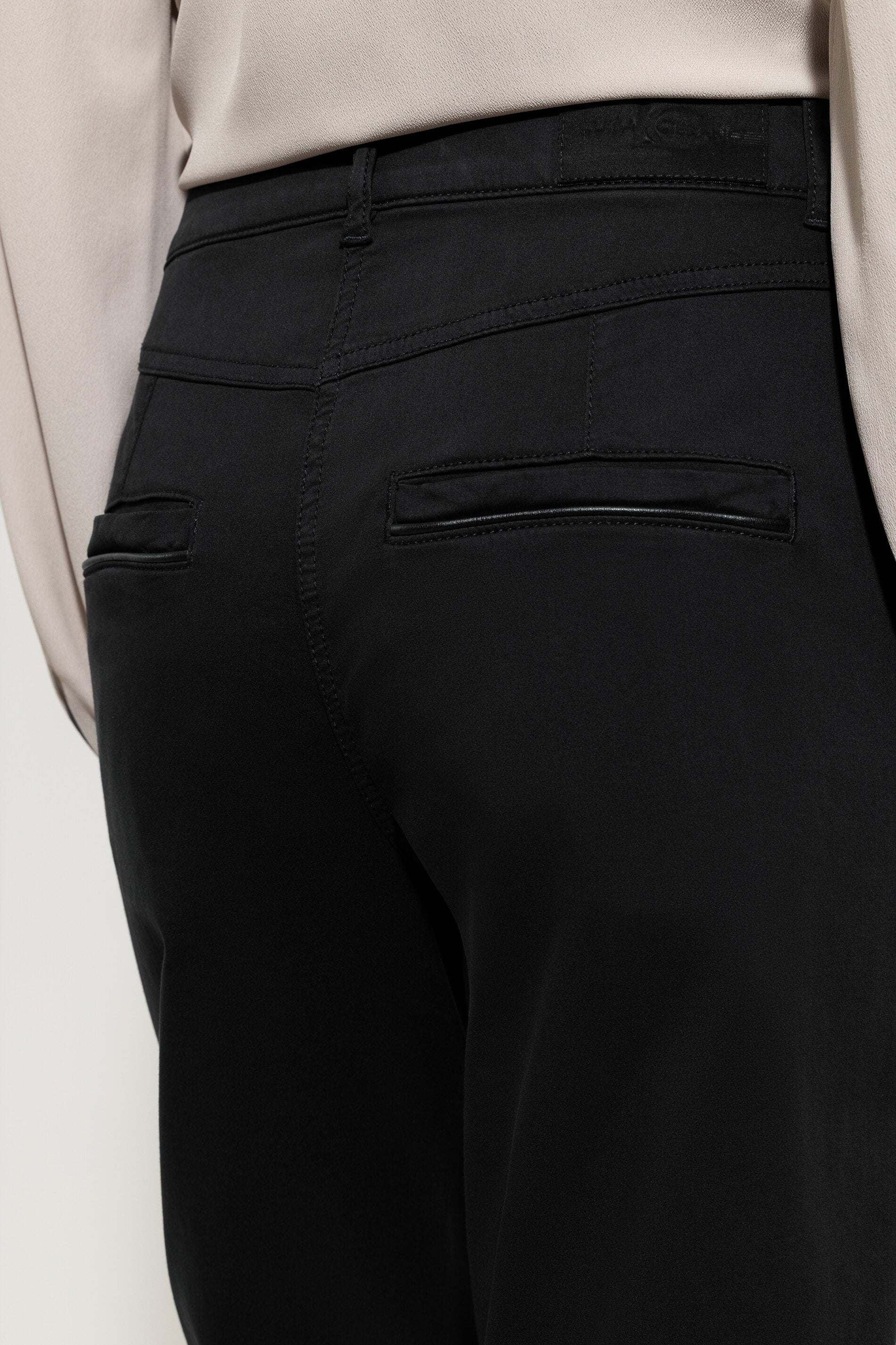 High-Stretch-Tapered-Denim - deep black - Standard | Model Detail