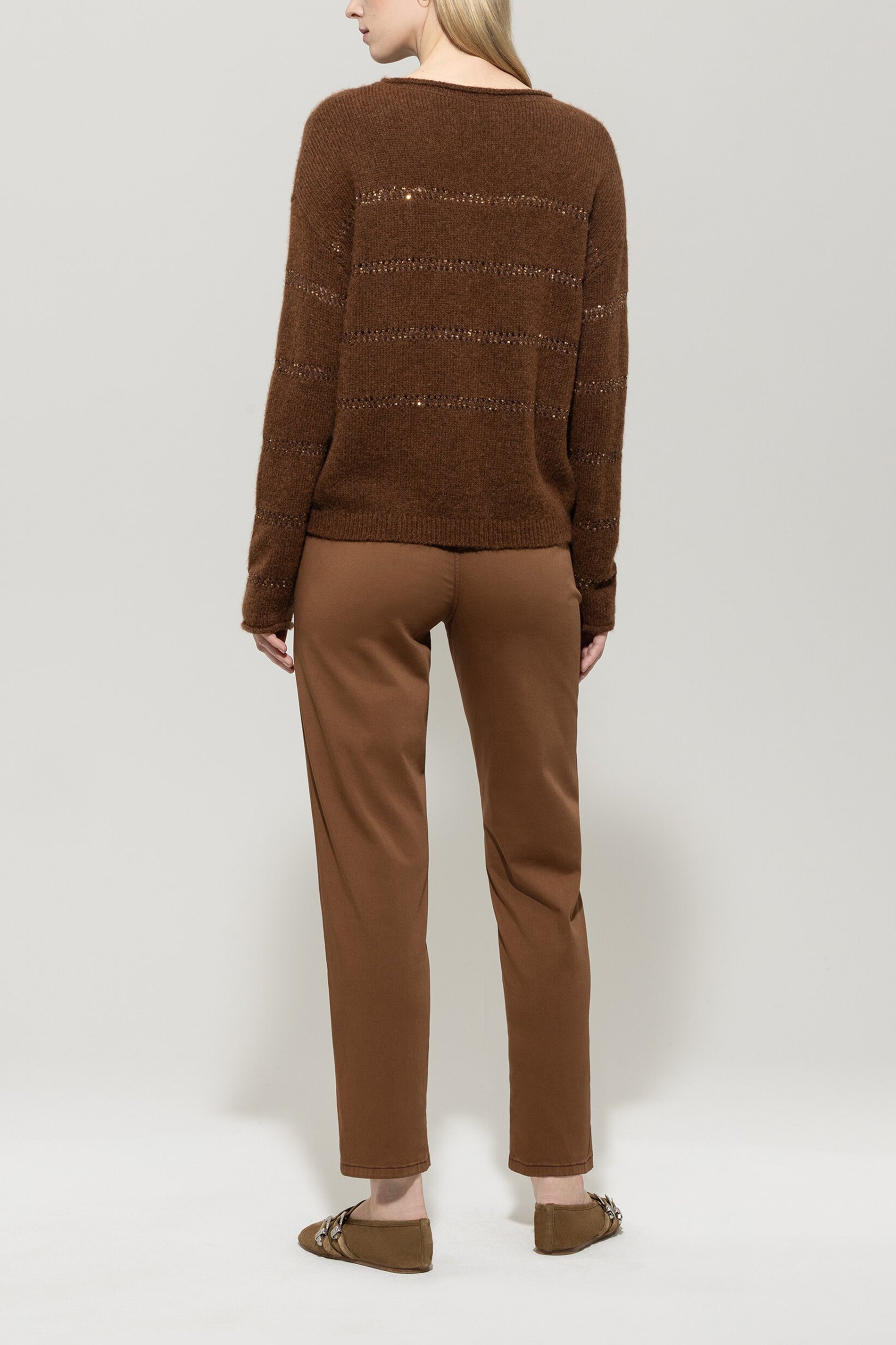 High-Stretch-Tapered-Denim - walnut - Standard | Model Rück