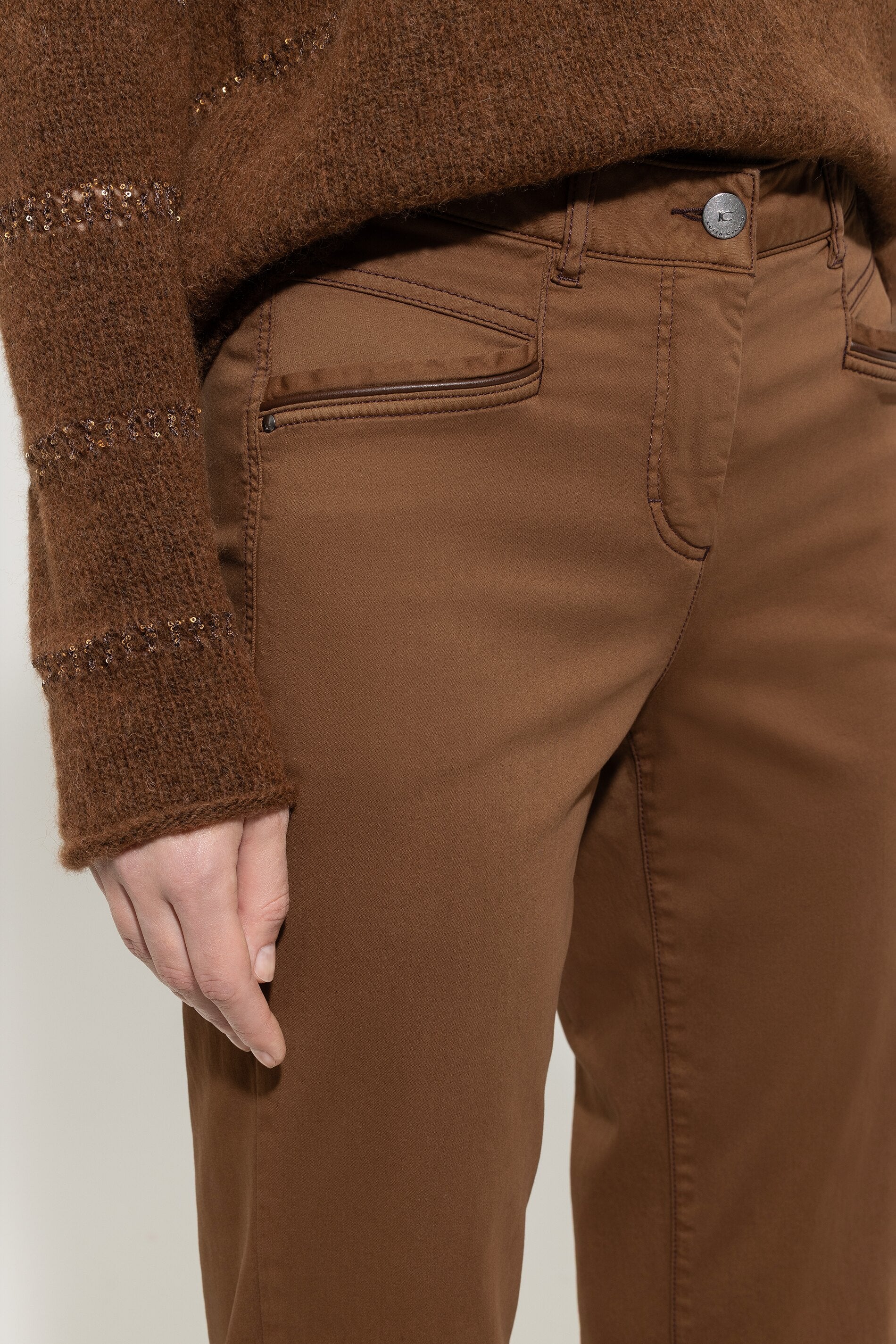 High-Stretch-Tapered-Denim - walnut - Standard | Model Detail