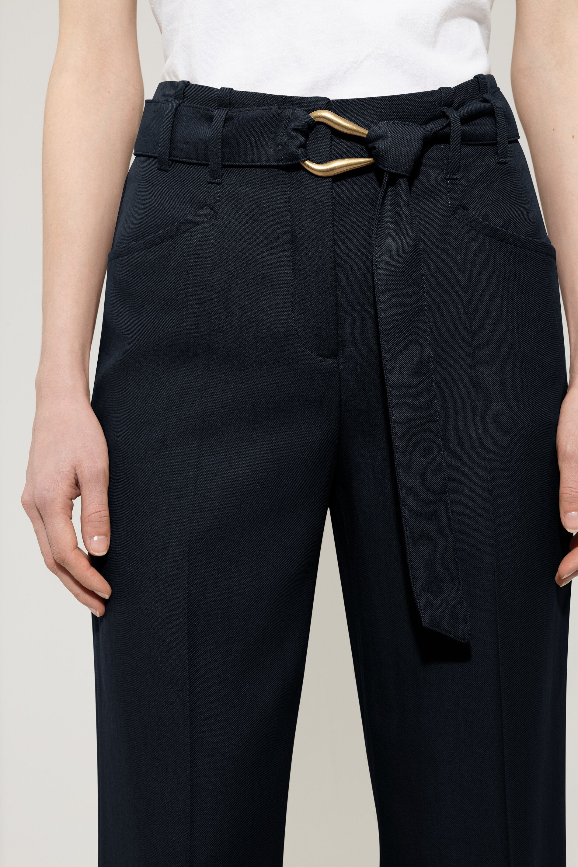 Gabardine-Tapered-Pants - dark blue - Standard | Model Detail