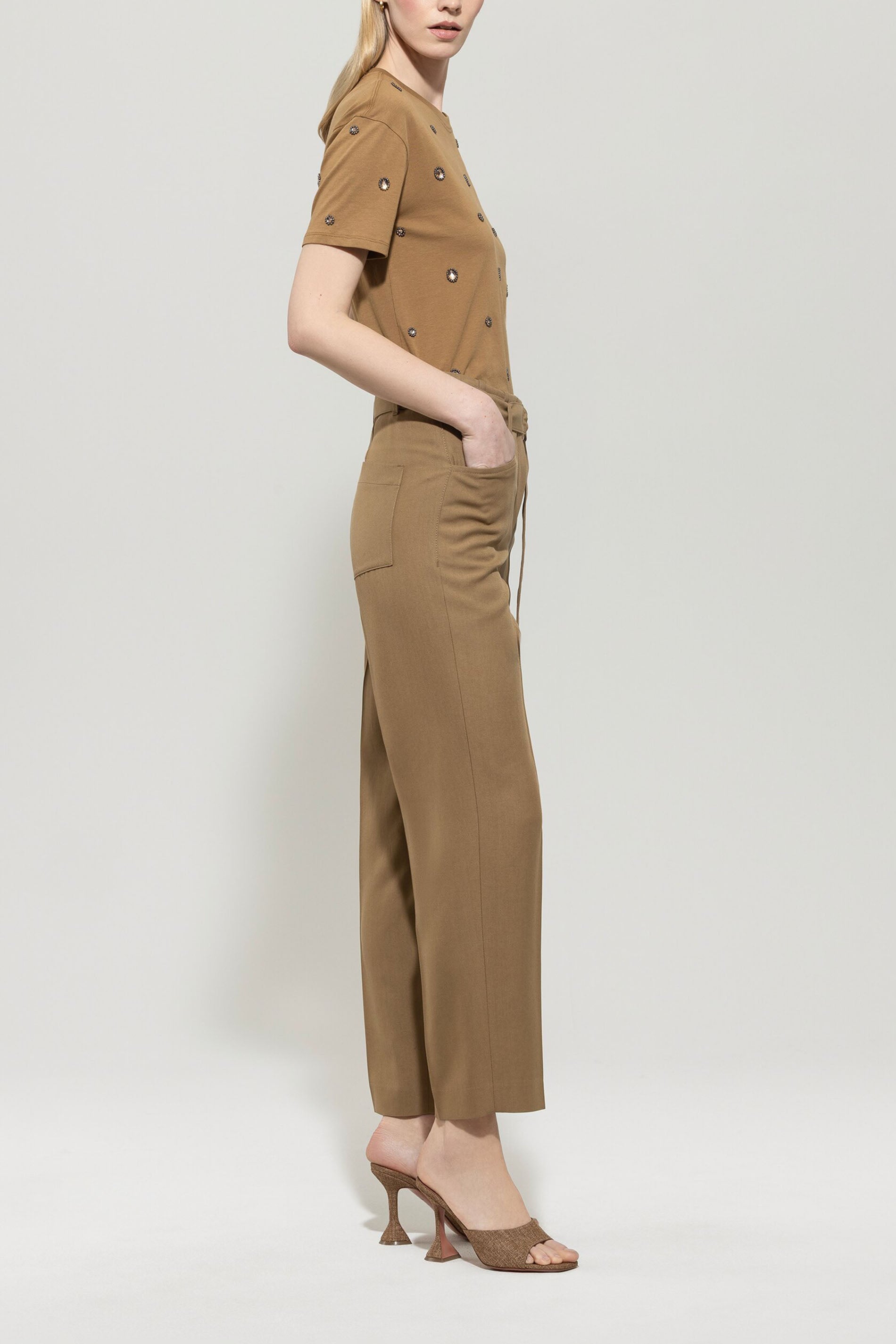 Gabardine-Tapered-Pants - hanf - Standard | Model Seite