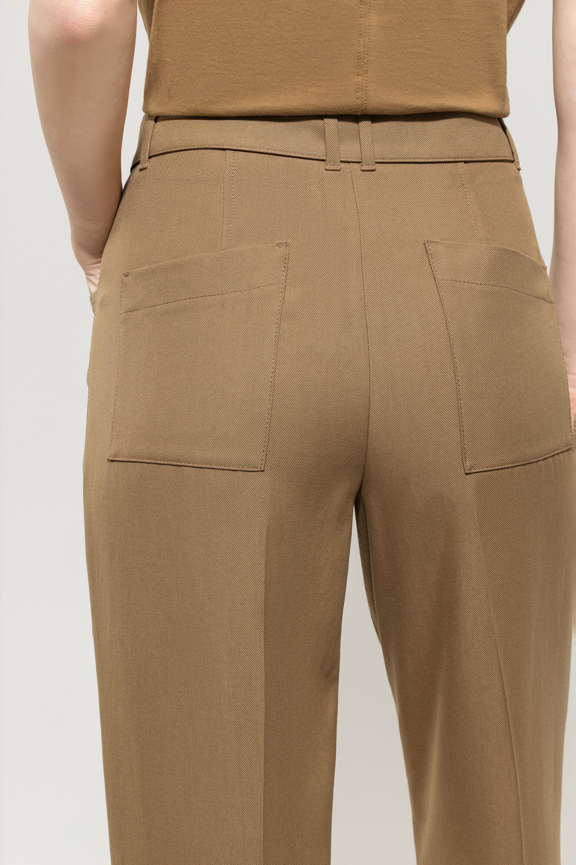 Gabardine-Tapered-Pants - hanf - Standard | Model Detail