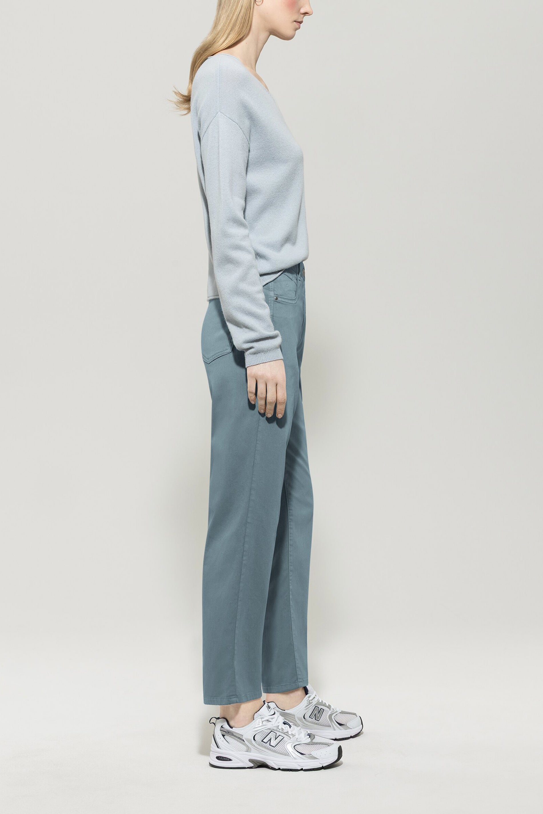 High-Stretch-Tapered-Denim - greyish blue - Standard | Model Seite