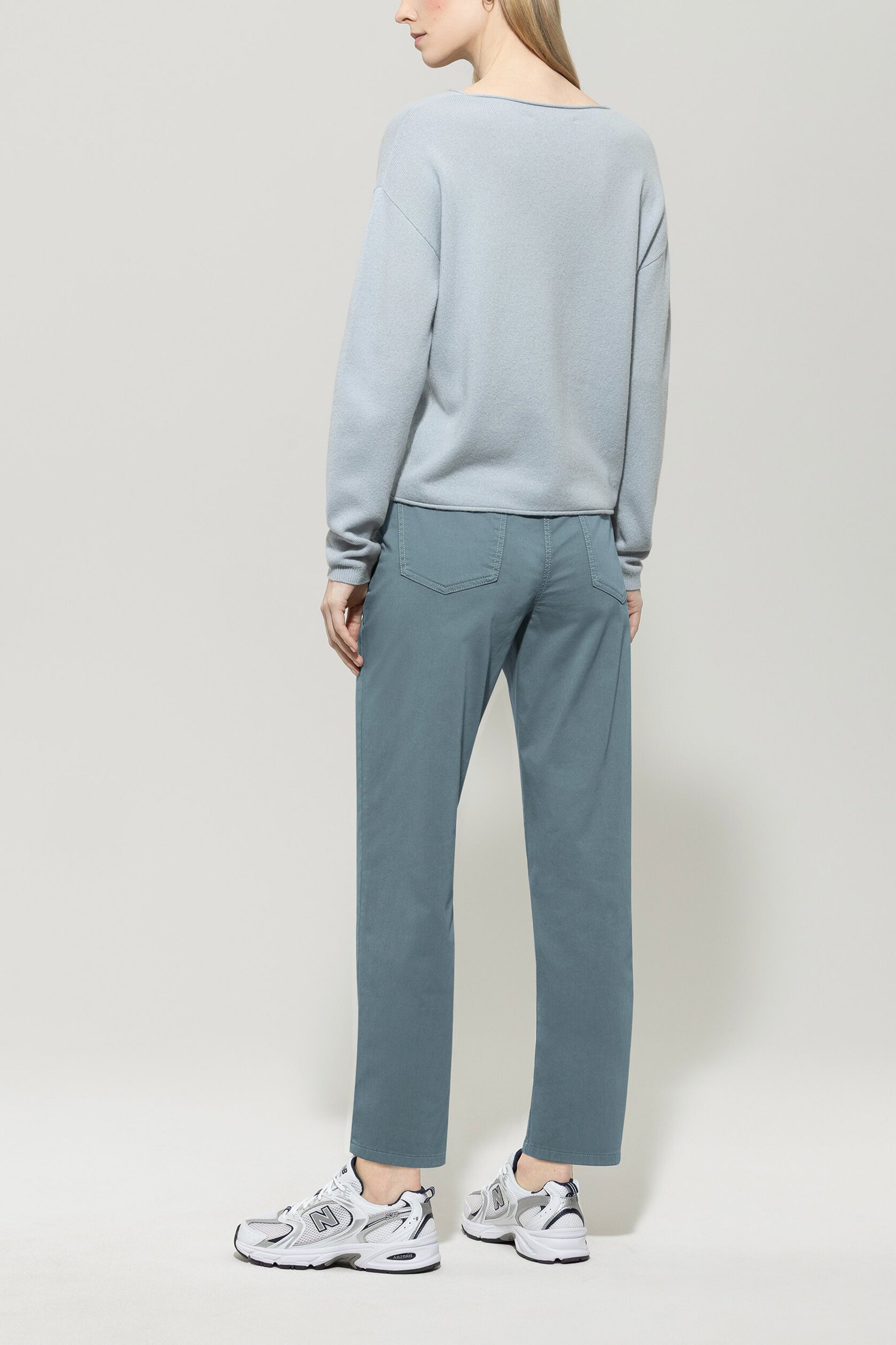 High-Stretch-Tapered-Denim - greyish blue - Standard | Model Rück