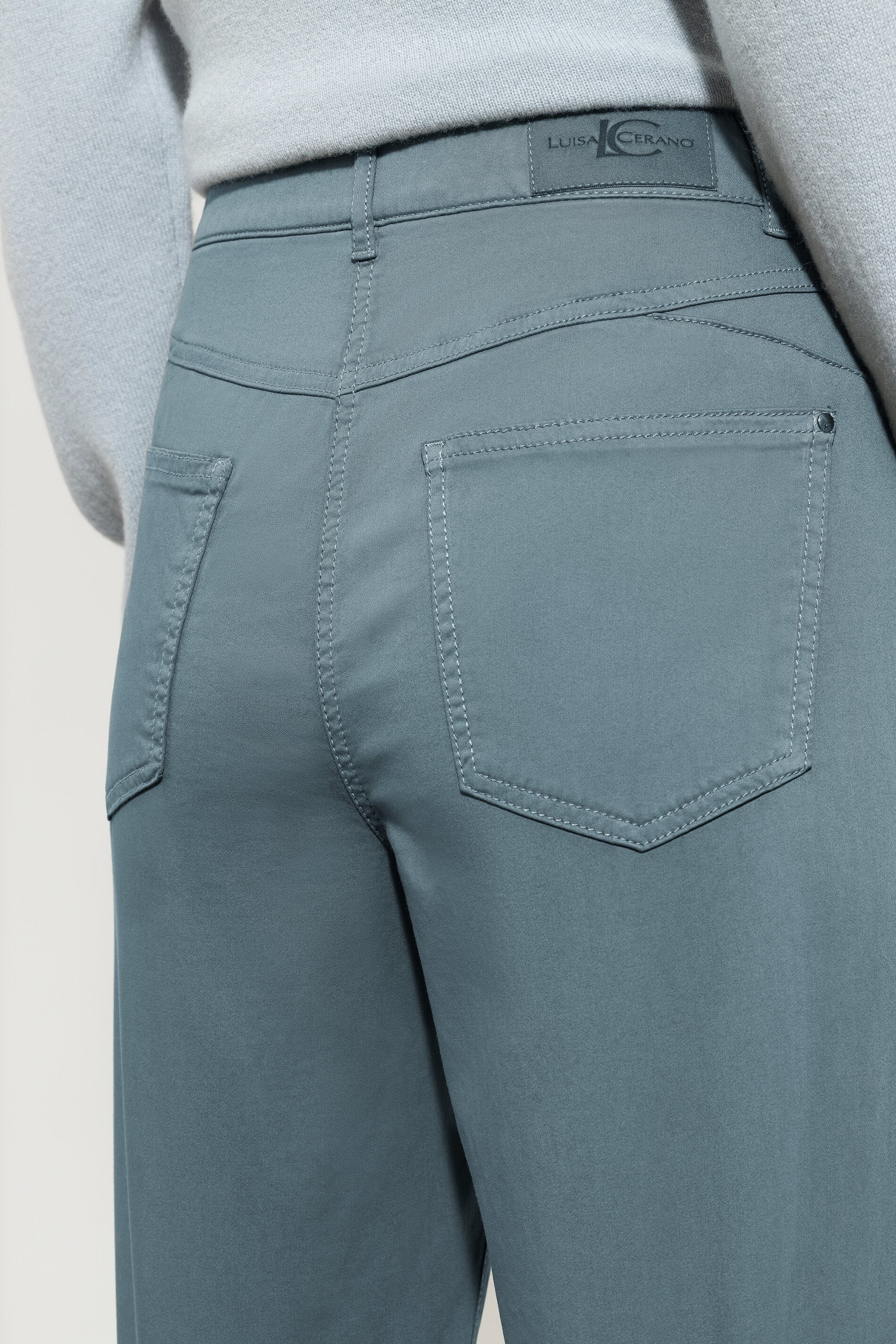 High-Stretch-Tapered-Denim - greyish blue - Standard | Model Detail