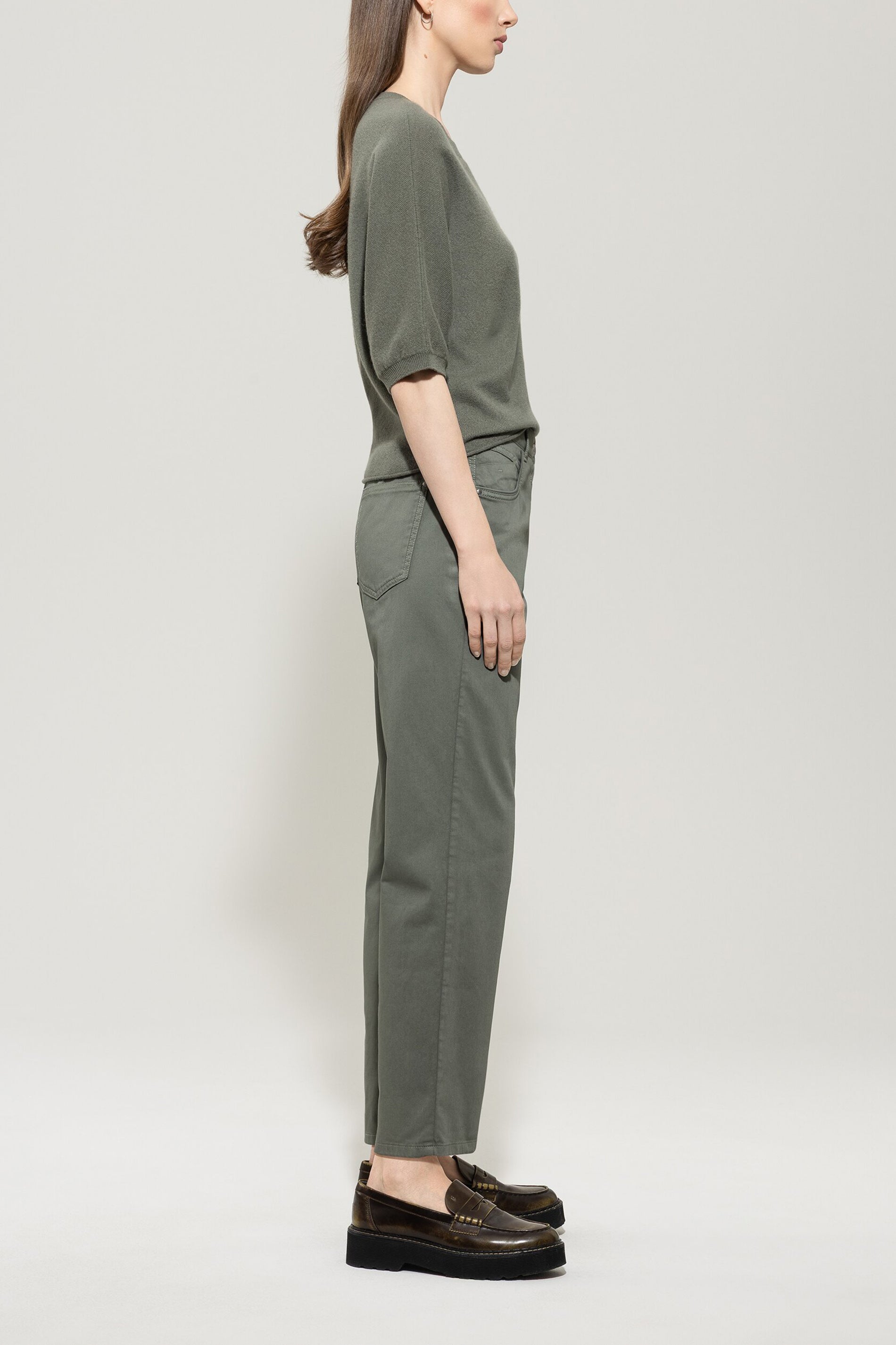 High-Stretch-Tapered-Denim - cool khaki - Standard | Model Seite