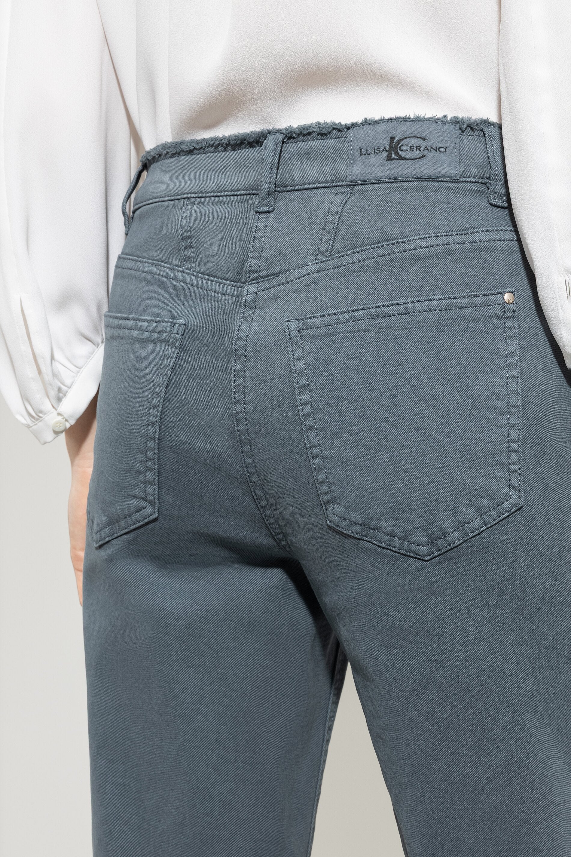Authentic-Straightleg-Denim - greyish blue - Standard | Model Detail