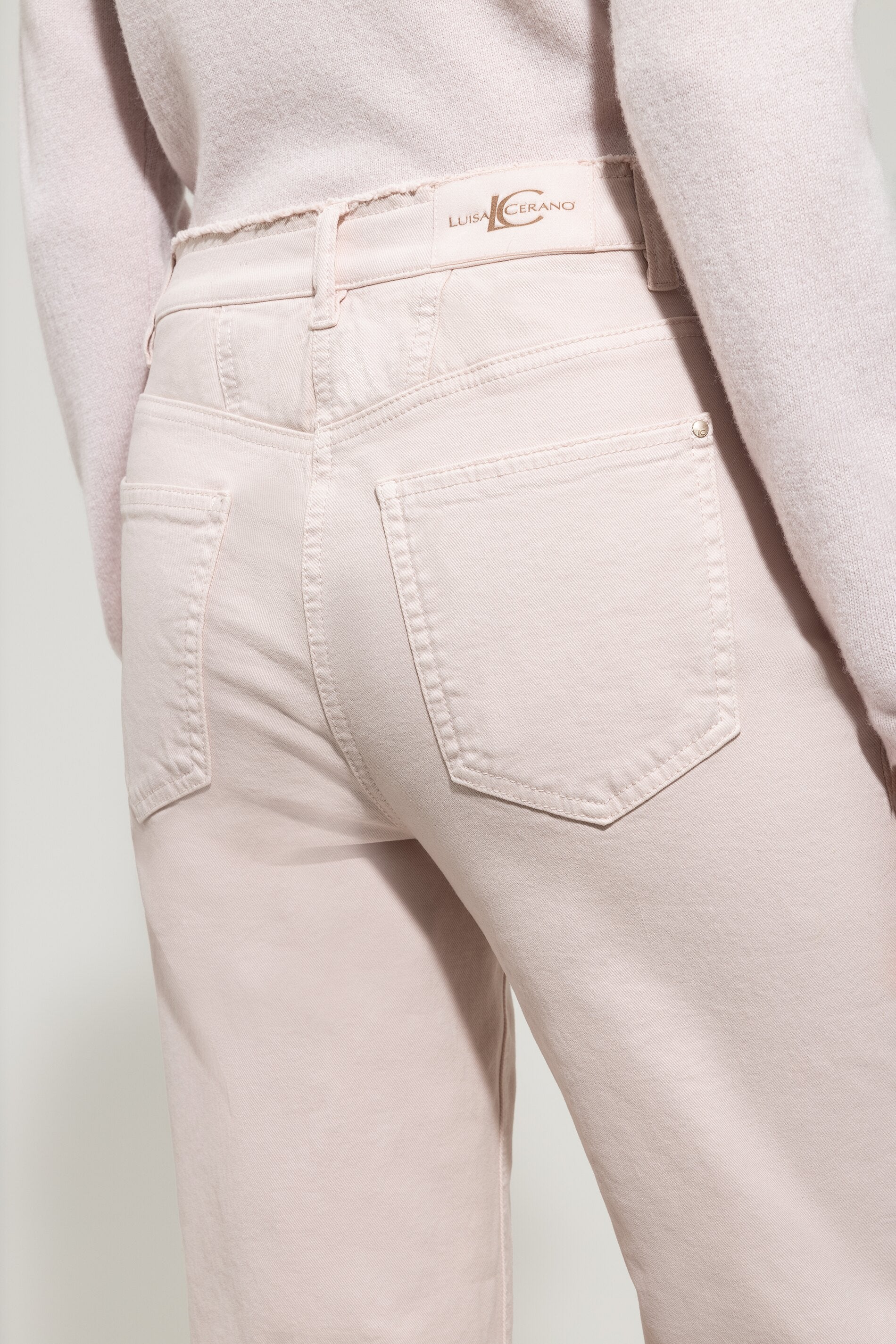 Authentic-Straightleg-Denim - creamy powder - Standard | Model Detail