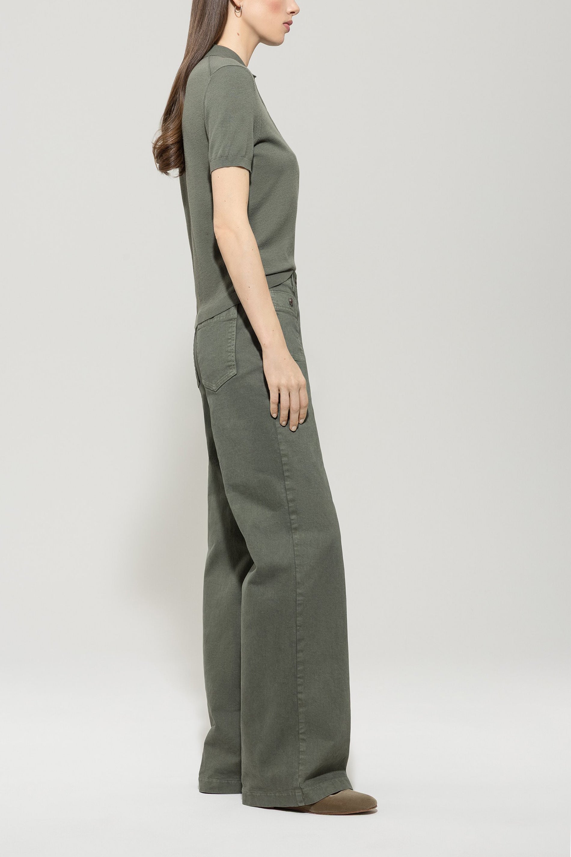 Authentic-Wideleg-Denim - cool khaki - lange Version | Model Seite