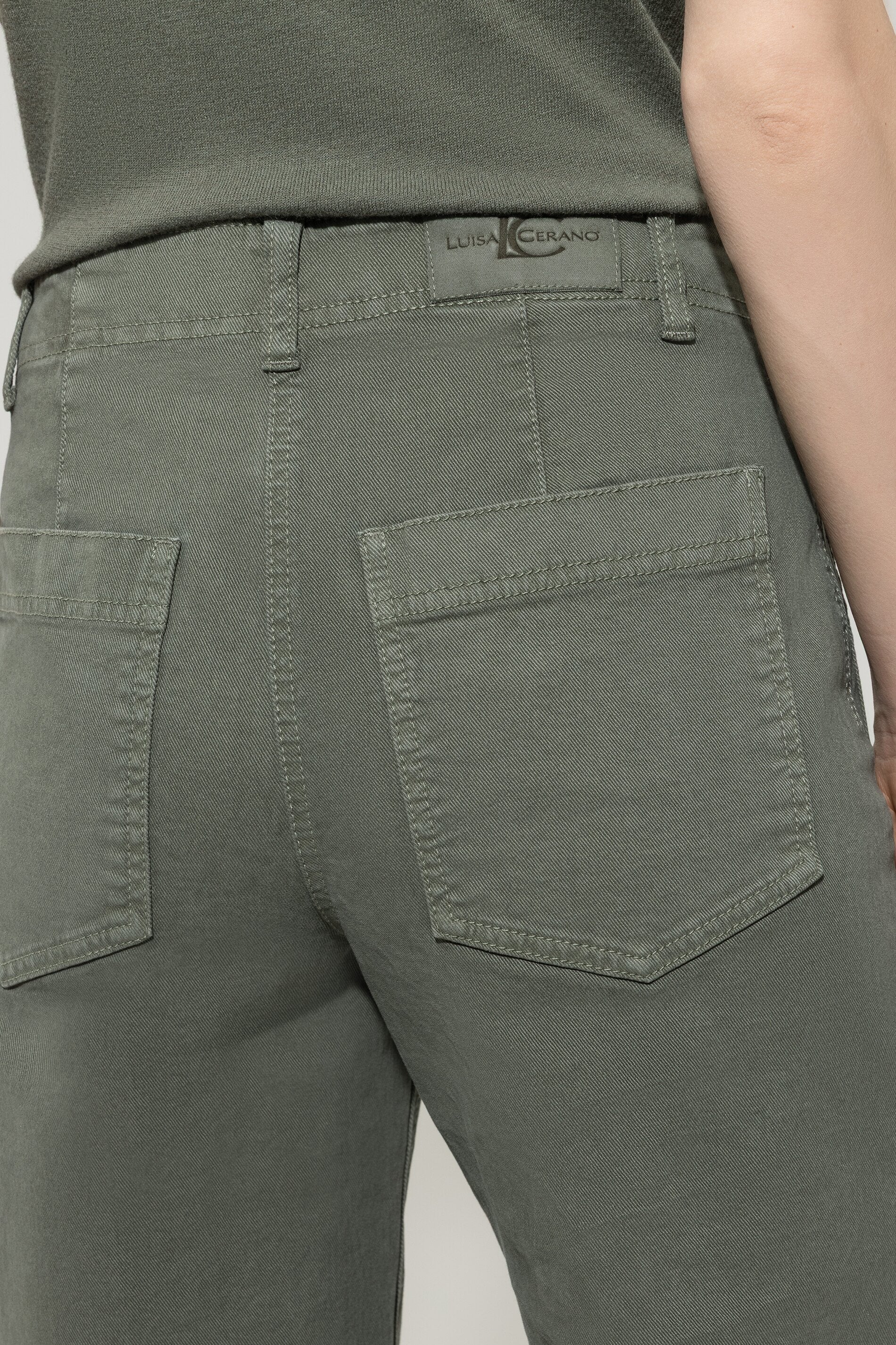 Authentic-Wideleg-Denim - cool khaki - lange Version | Model Detail