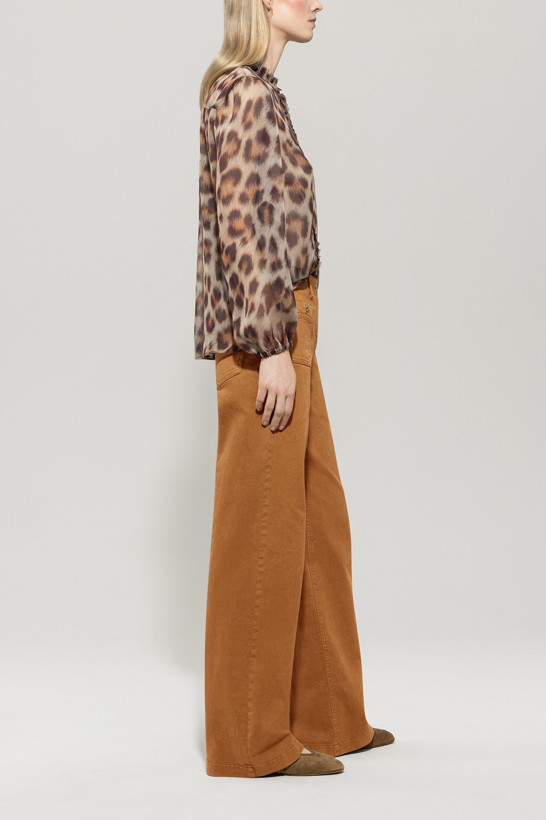 Authentic-Wideleg-Denim - cinnamon - lange Version | Model Seite