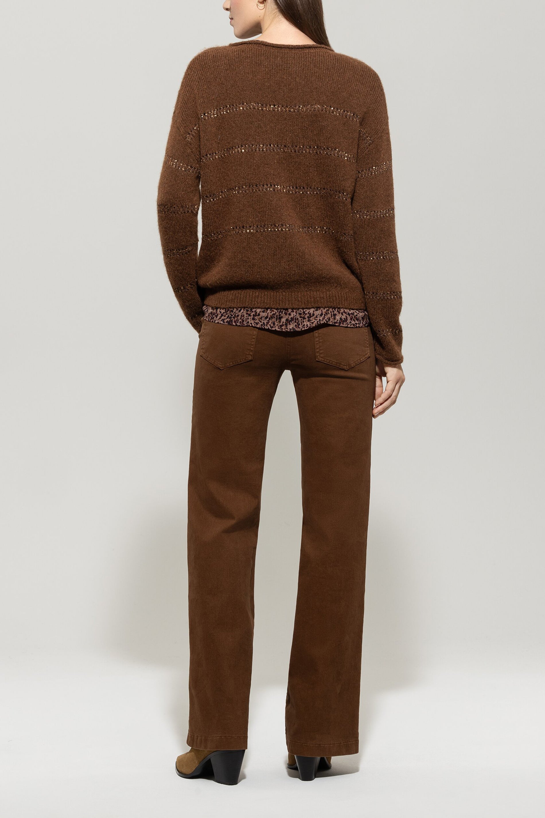 Flared-Twill-Denim - walnut - Standard | Model Rück