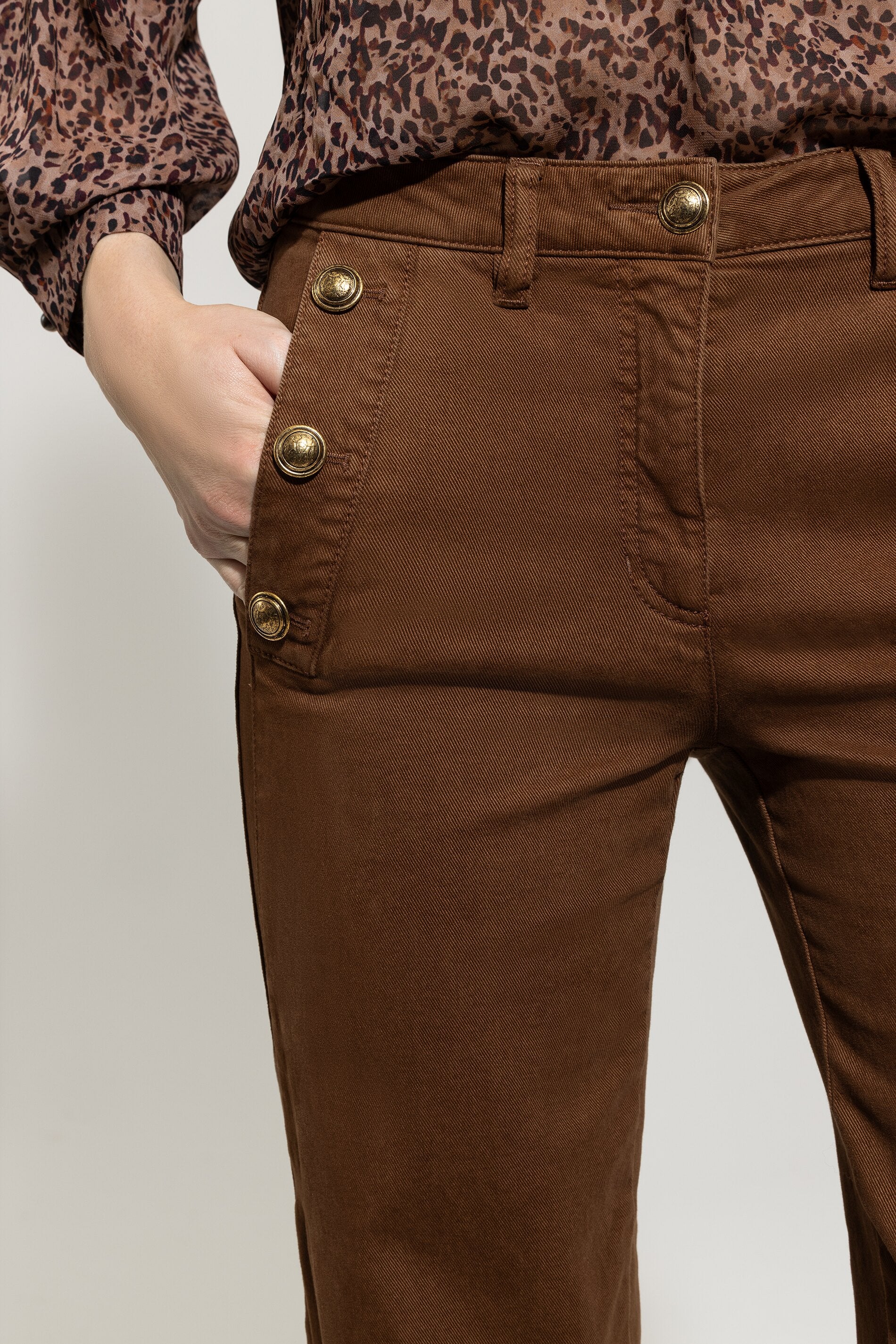 Flared-Twill-Denim - walnut - Standard | Model Detail
