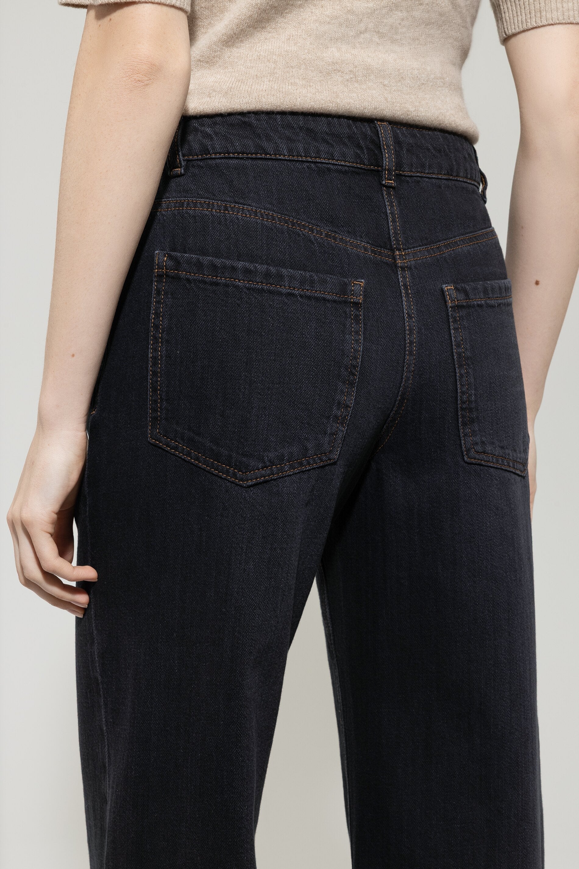Wideleg-Black-Denim - deep black - Standard | Model Detail