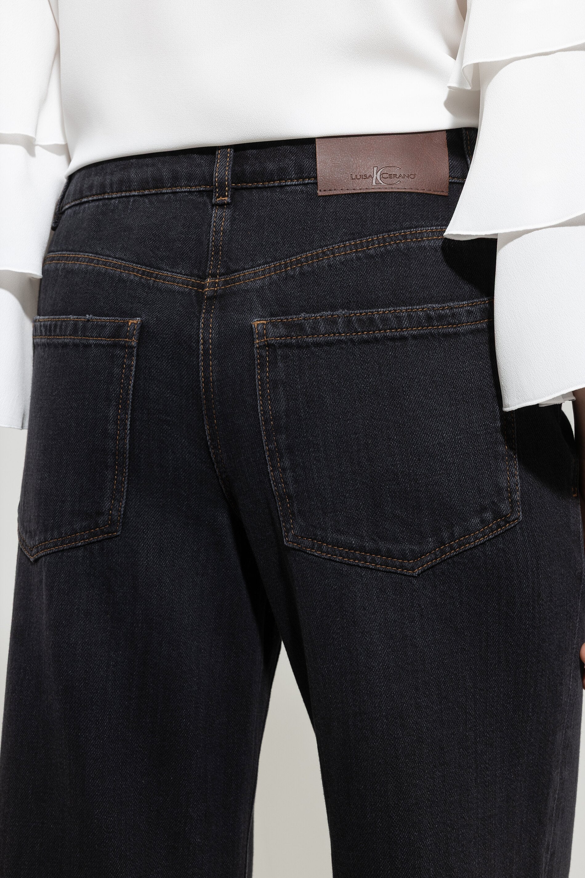 Wideleg-Black-Denim - deep black - lange Version | Model Detail