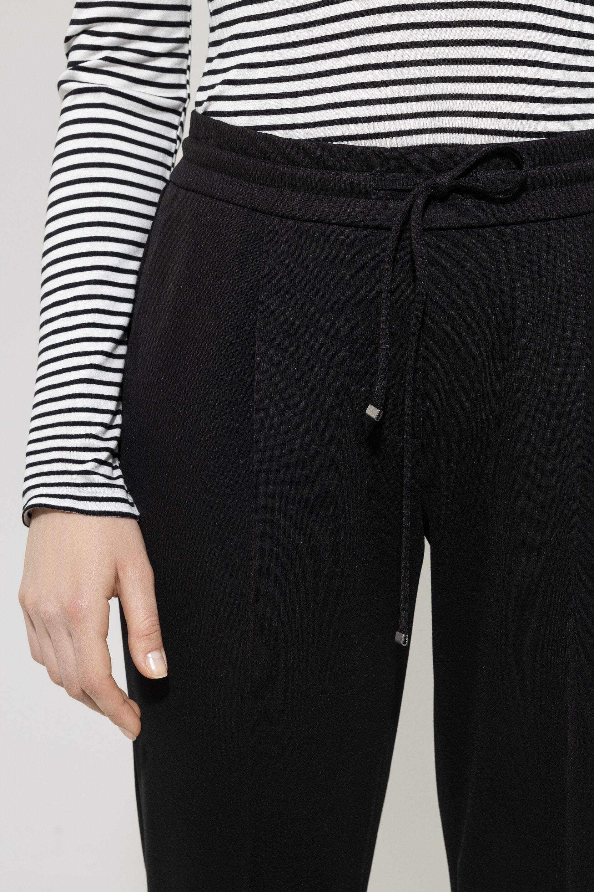 Joggpants aus Punto-Milano - deep black - Standard | Model Detail