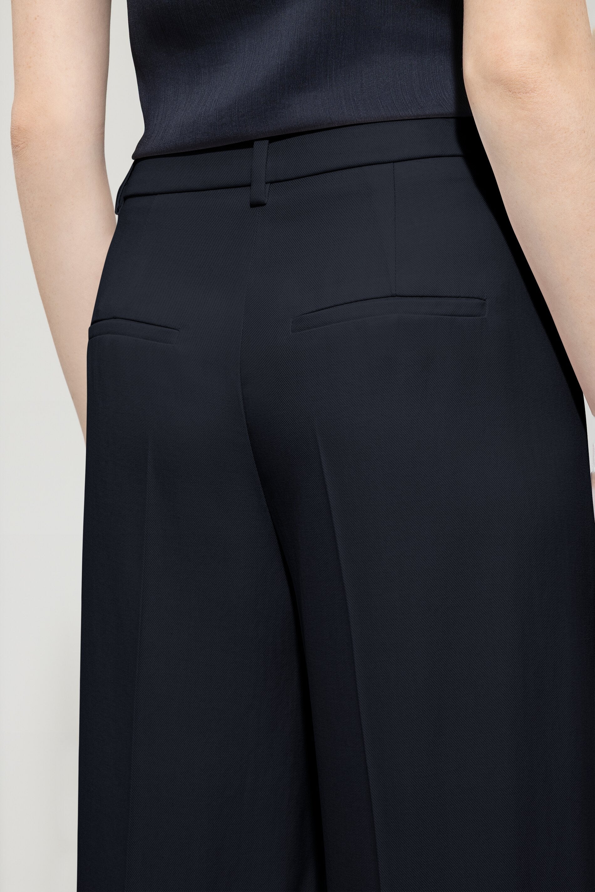 Gabardine-Wideleg-Pants - dark blue - Standard | Model Detail