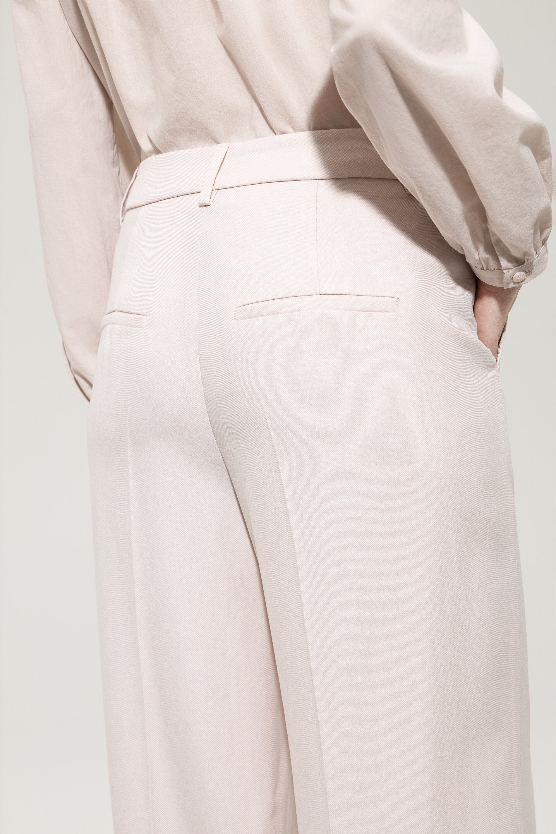 Gabardine-Wideleg-Pants - creamy powder - Standard | Model Detail