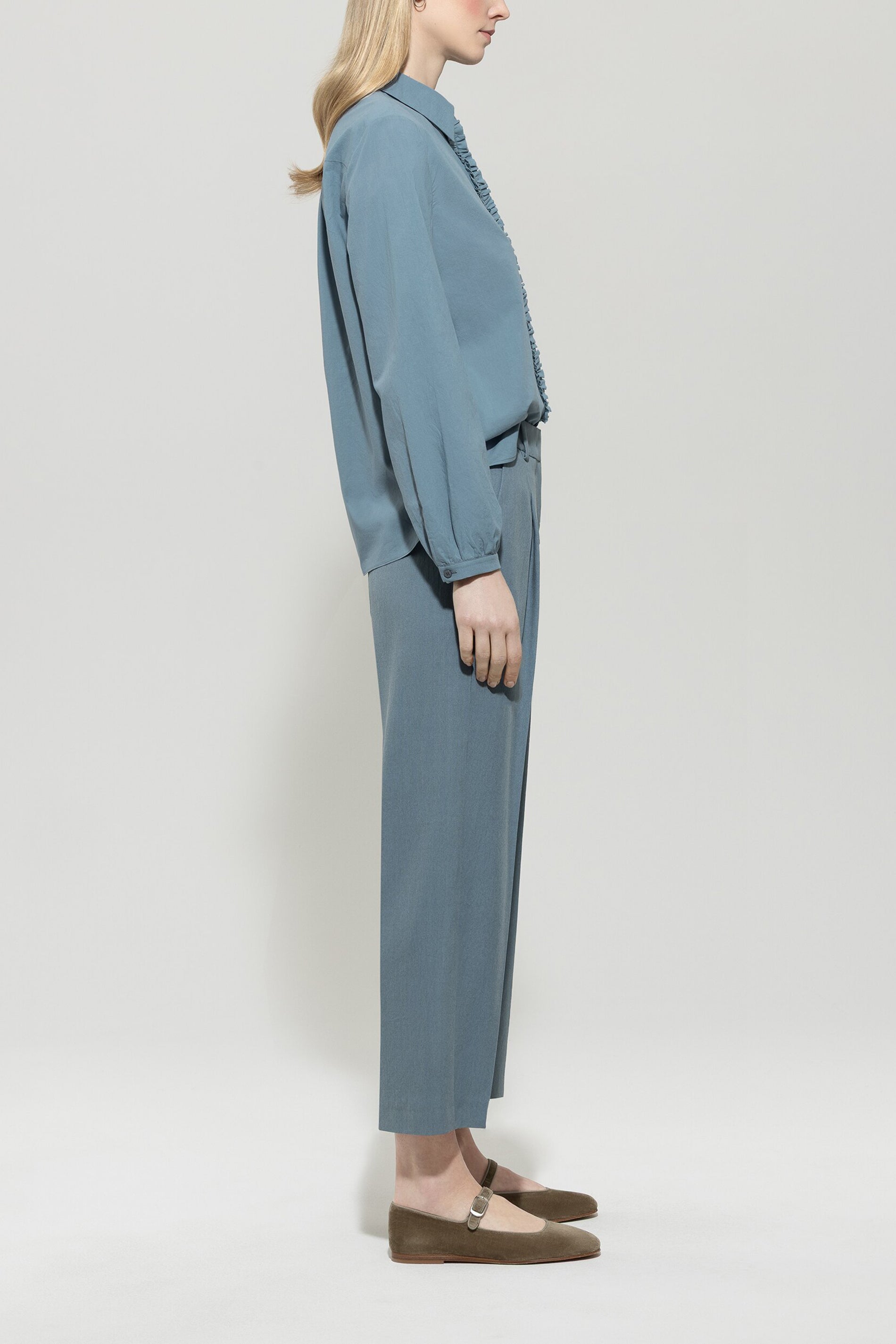 Tapered mit Panama-Bindung - greyish blue - Standard | Model Seite