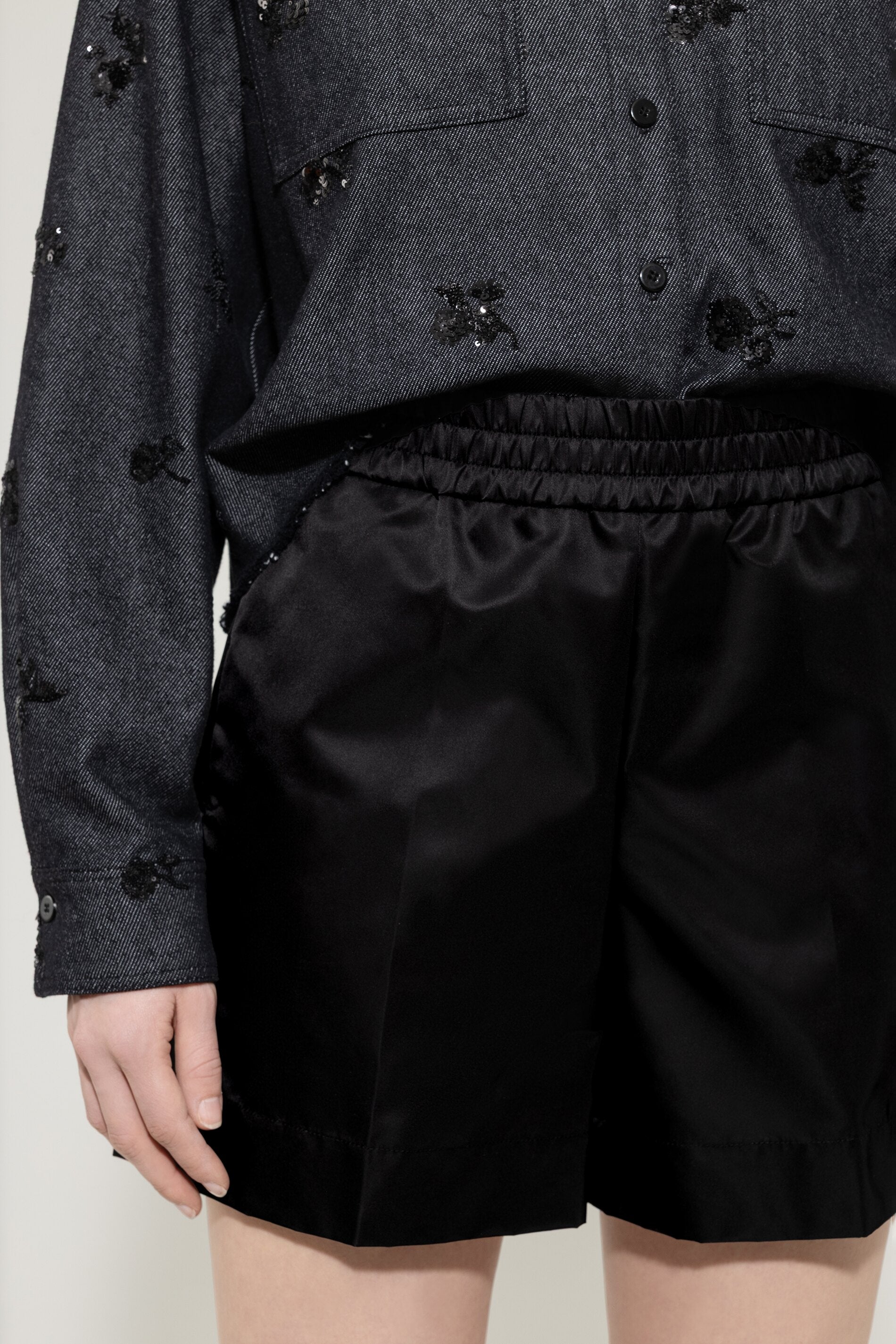 Outdoor-Taft-Shorts - deep black - Standard | Model Detail