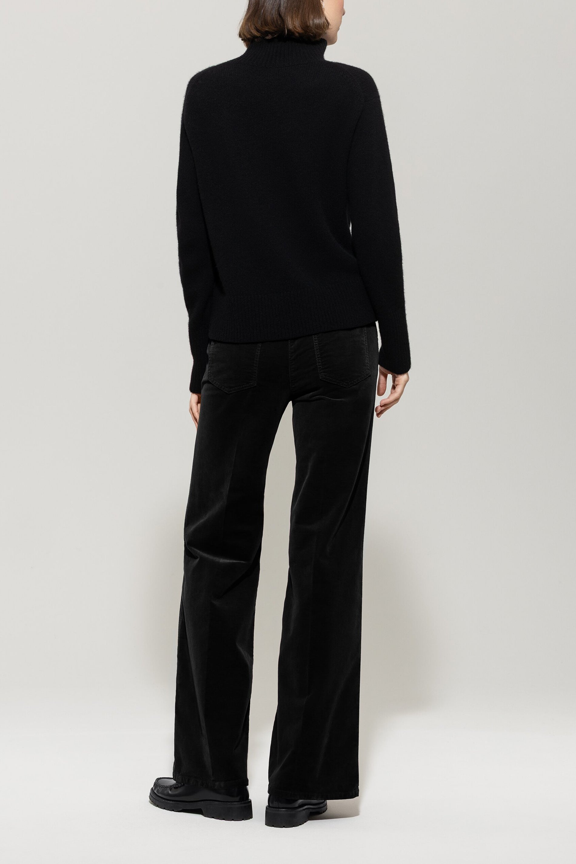Bootcut-Samt-Pants - deep black - Standard | Model Rück
