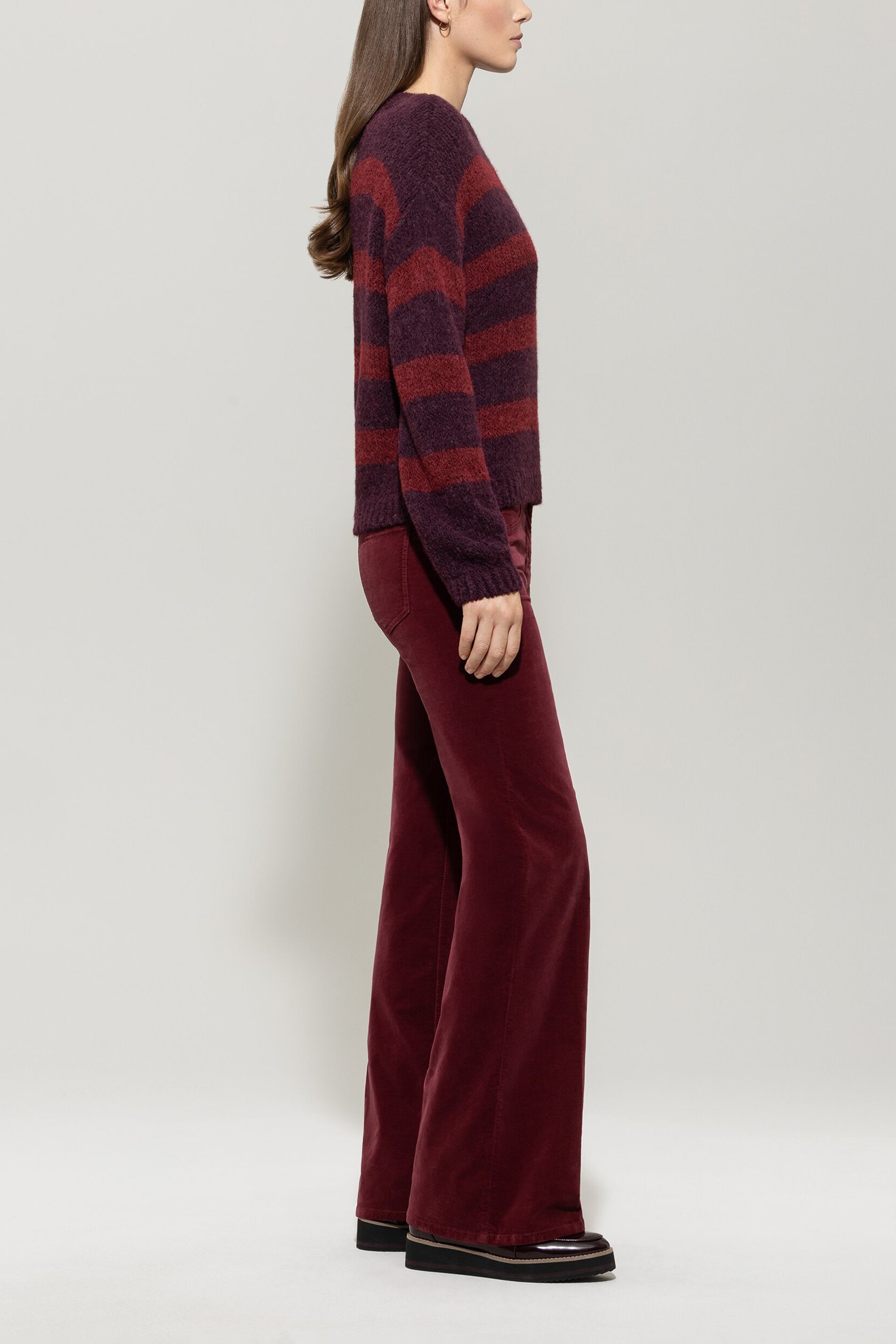 Bootcut-Samt-Pants - berry red - Standard | Model Seite
