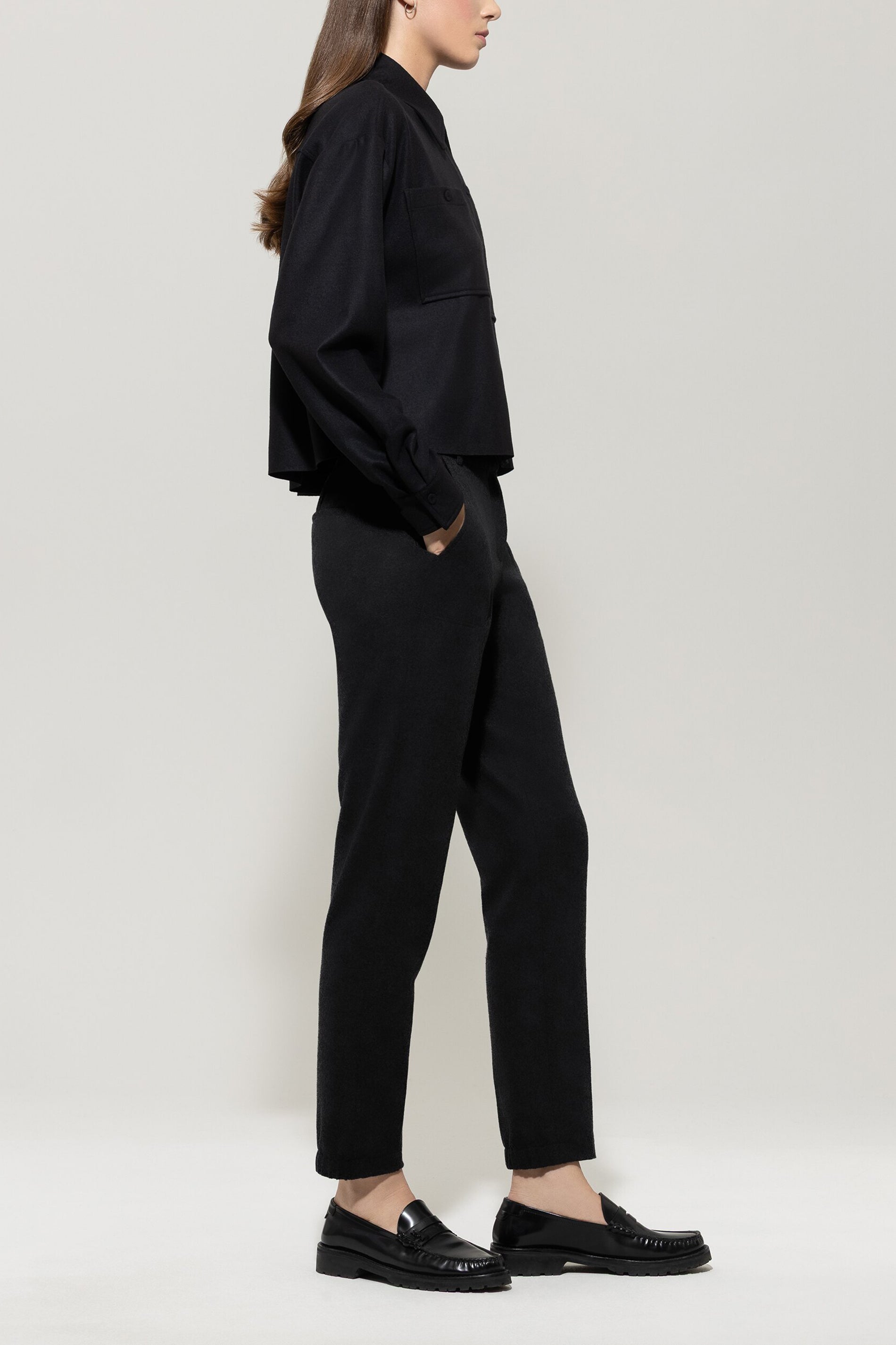 Tapered-Flanell-Joggpants - deep black - Standard | Model Seite