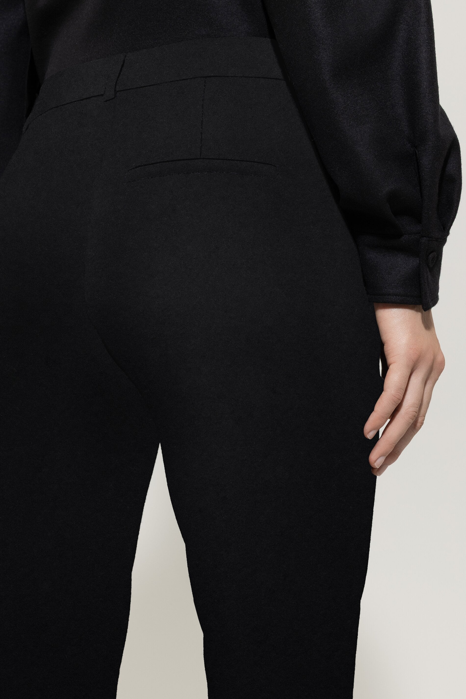 Tapered-Flanell-Joggpants - deep black - Standard | Model Detail