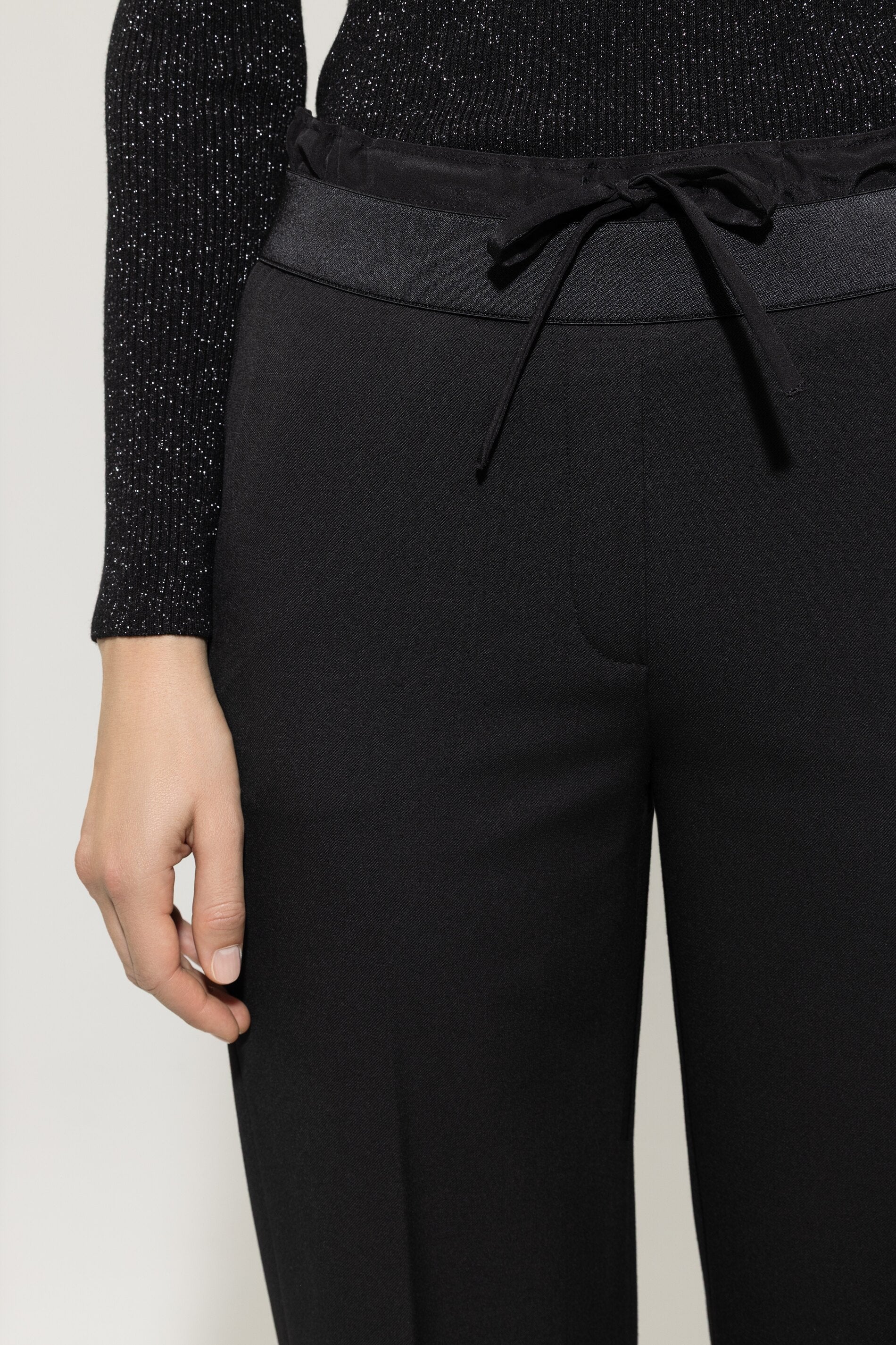Wideleg-Pants mit Kordelzug - deep black - Standard | Model Detail