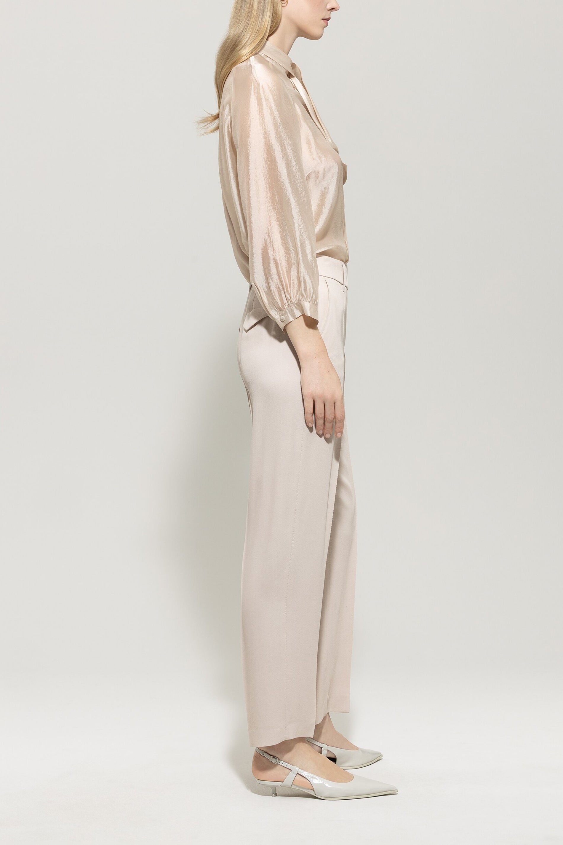 Gabardine-Tapered-Pants - silky cream - Standard | Model Seite