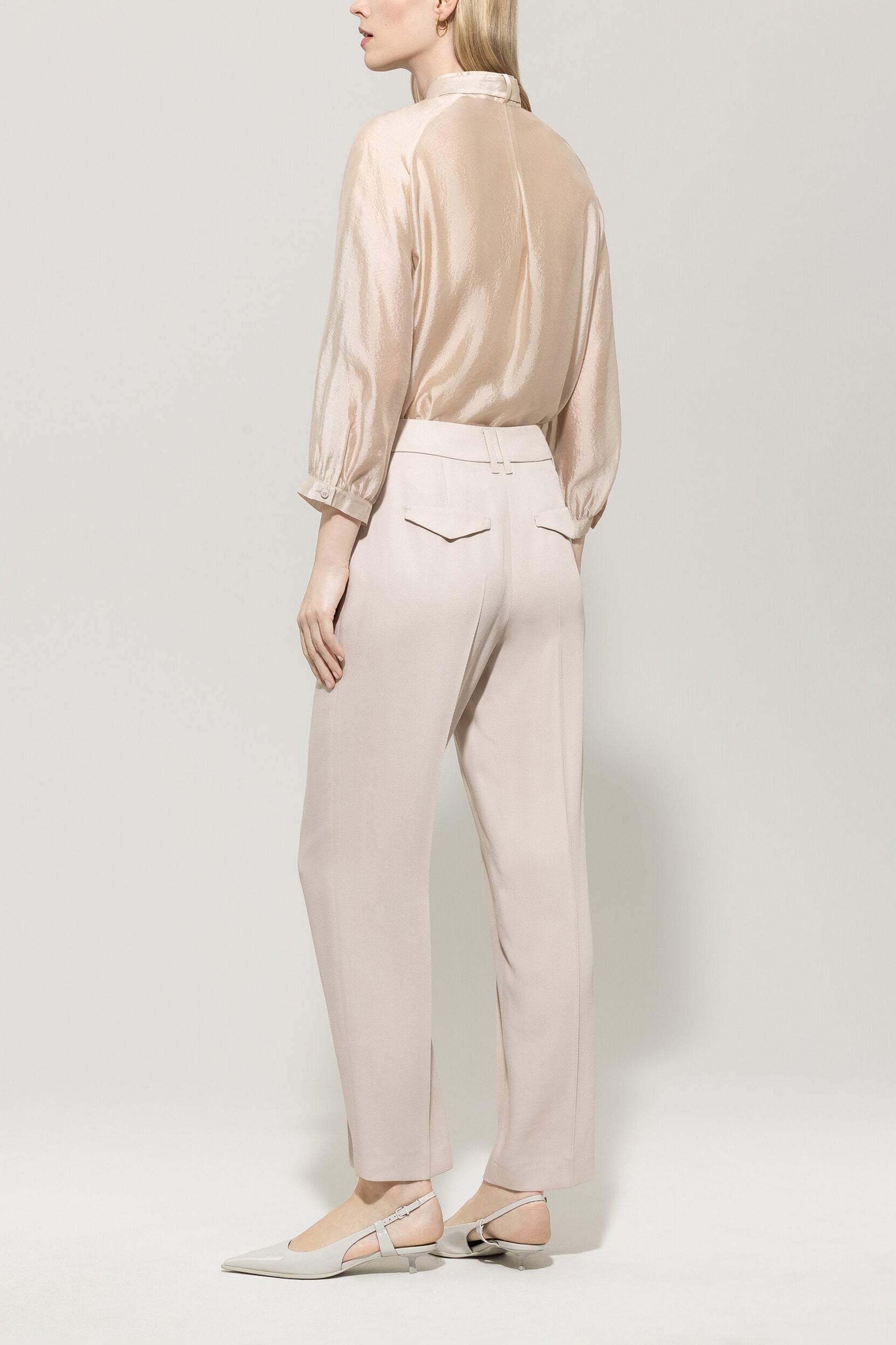 Gabardine-Tapered-Pants - silky cream - Standard | Model Rück