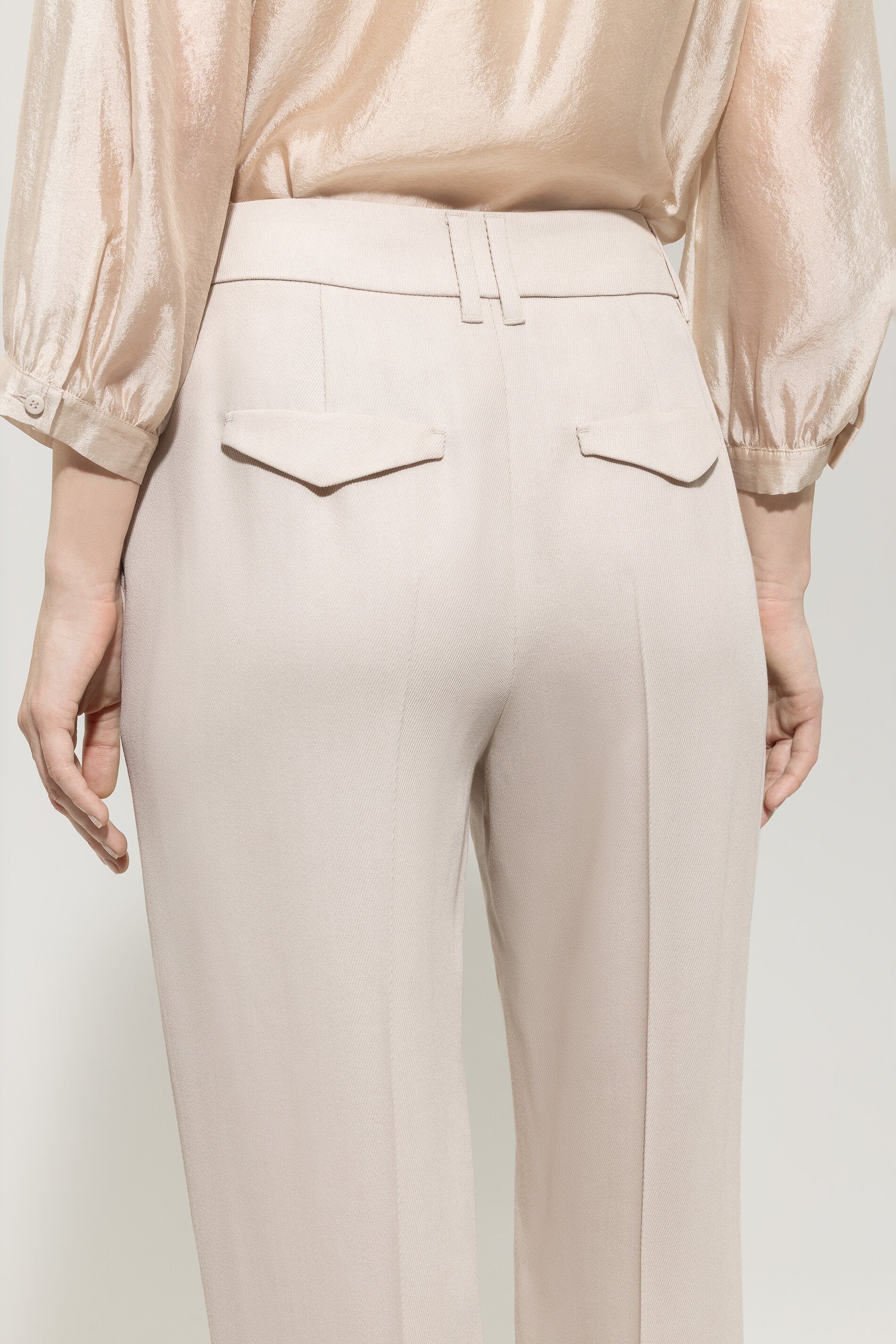 Gabardine-Tapered-Pants - silky cream - Standard | Model Detail