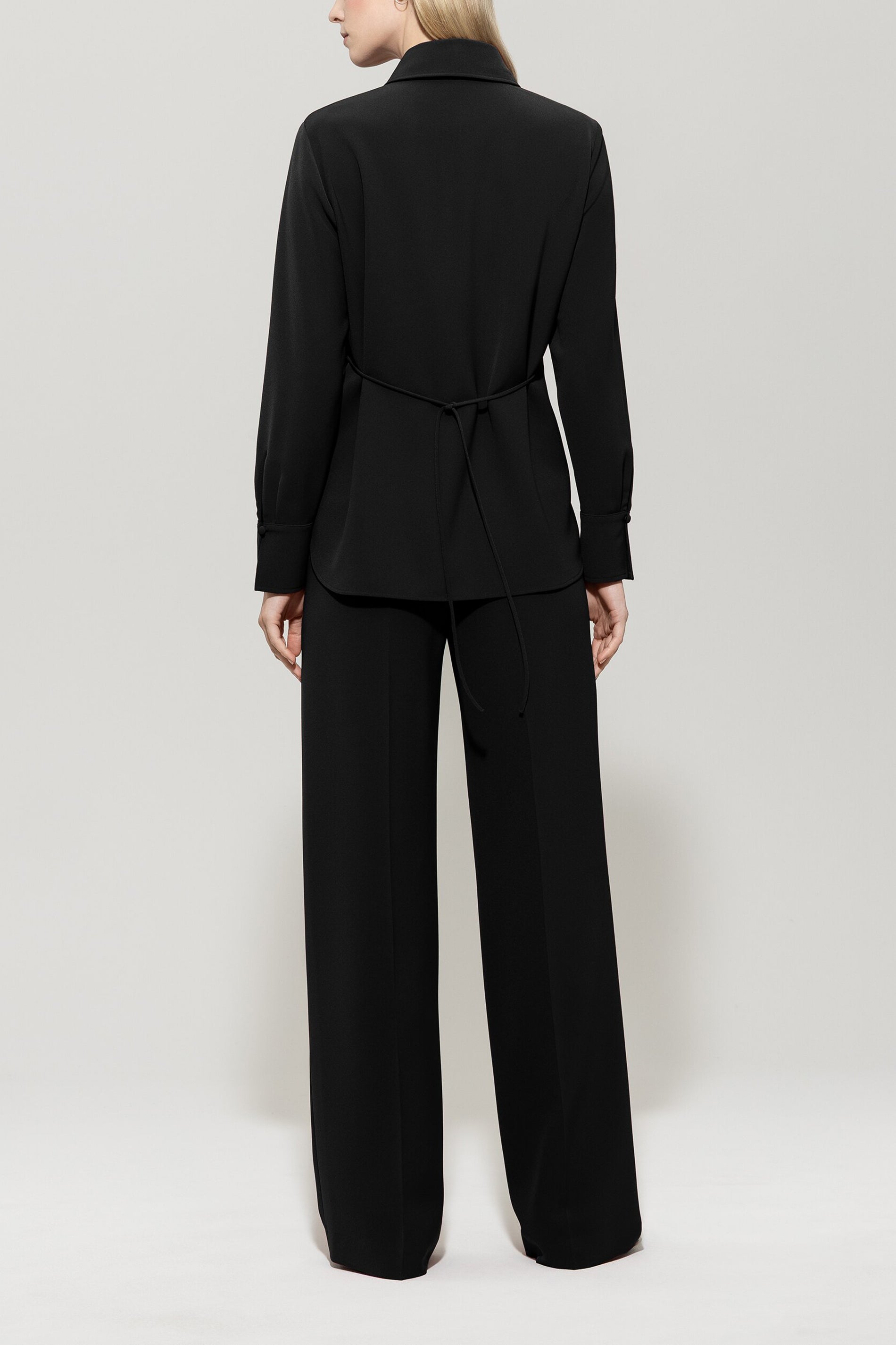 Easy-Wideleg-Pants - deep black - Standard | Model Rück