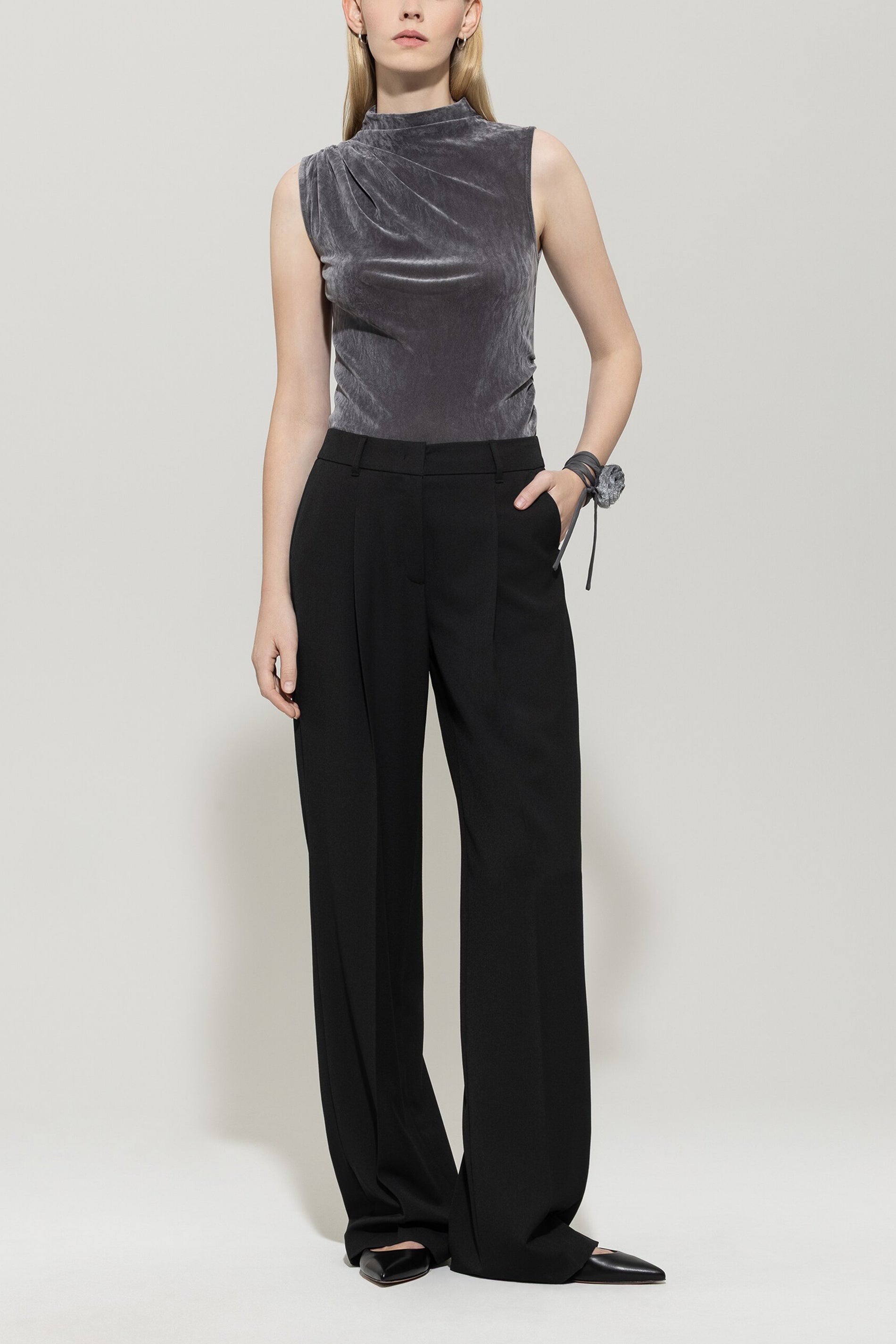 Wideleg-Pants mit Bundfalten - deep black - Standard | Model Front