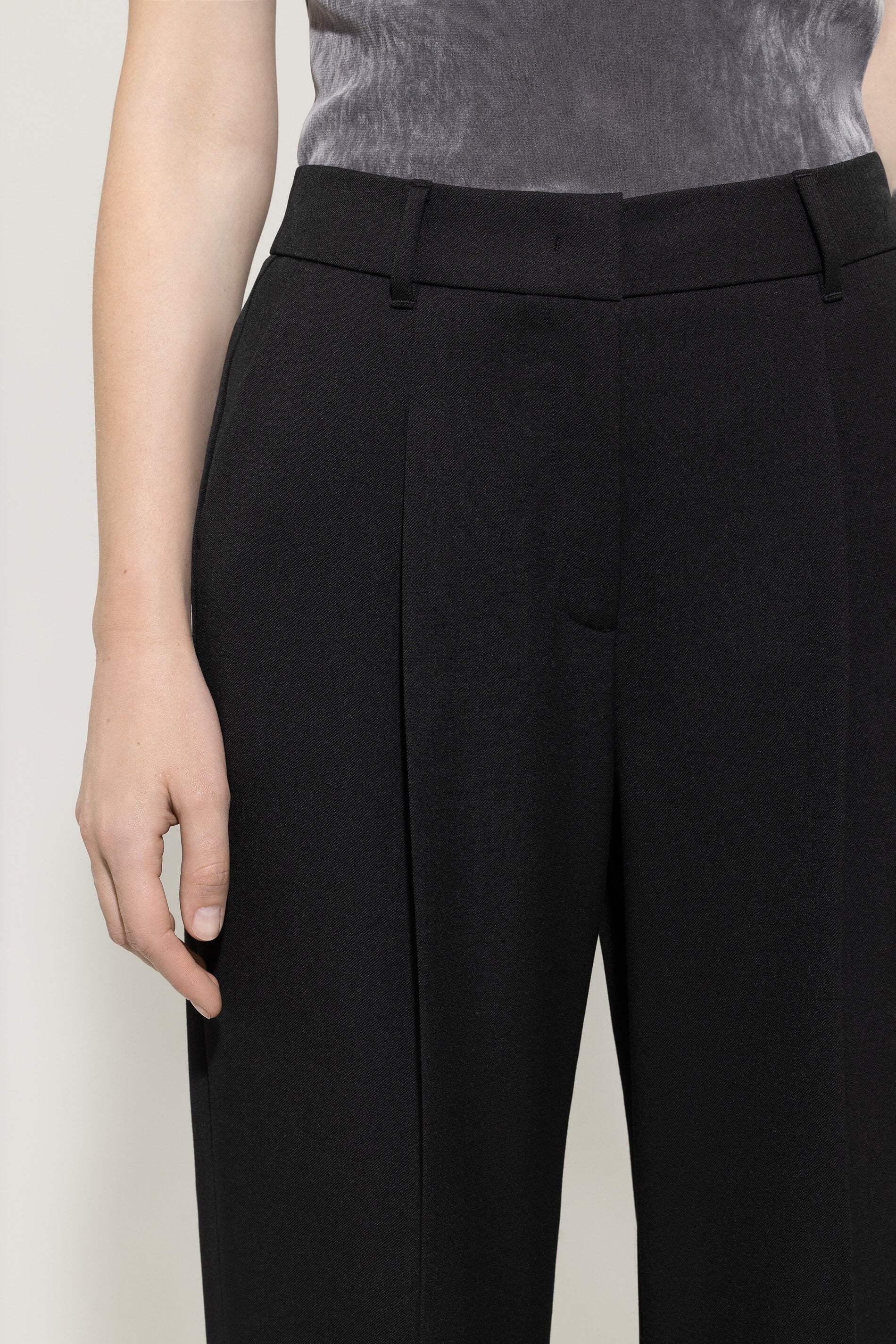 Wideleg-Pants mit Bundfalten - deep black - Standard | Model Detail