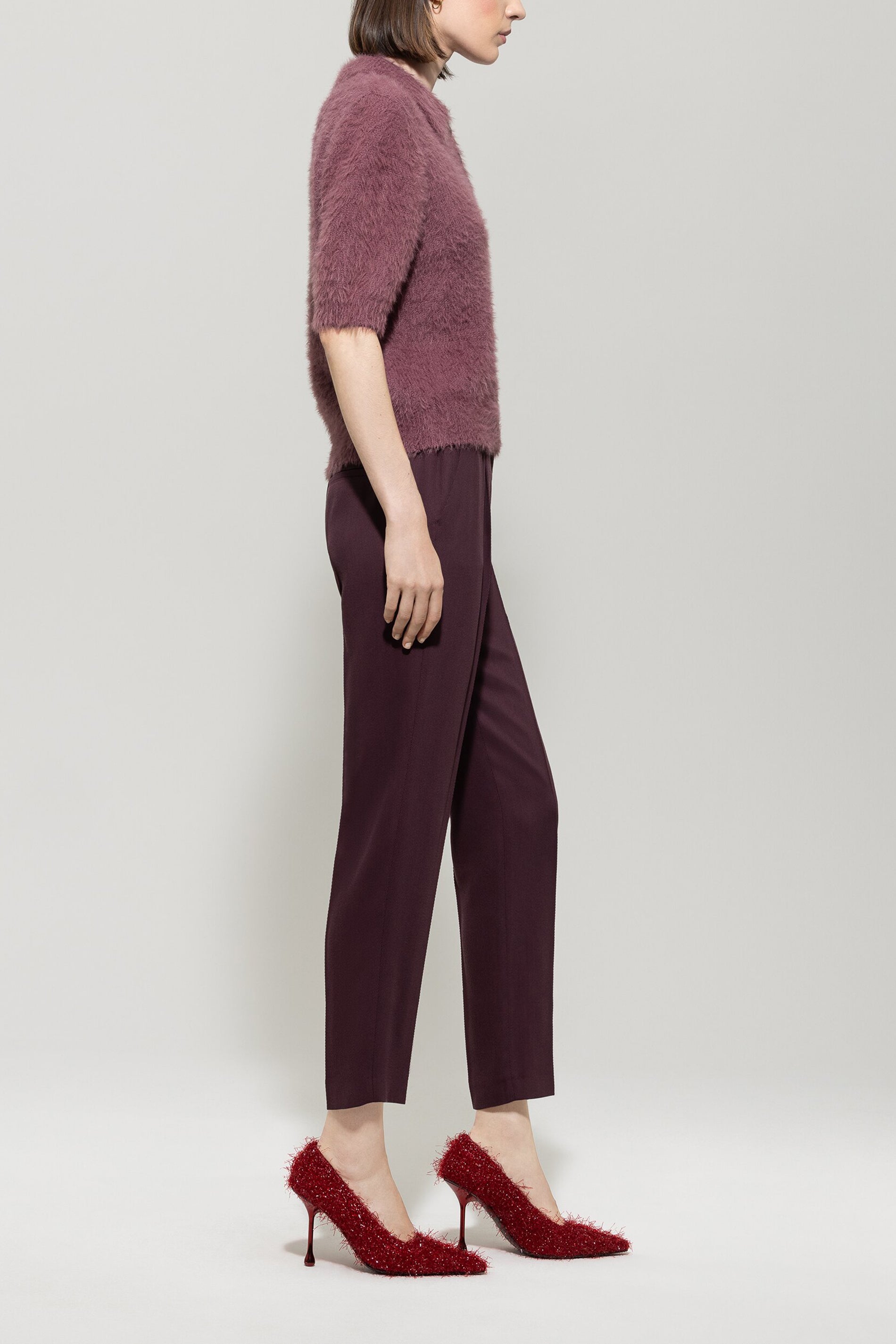 Gabardine-Tapered-Pants - burgundy - Standard | Model Seite