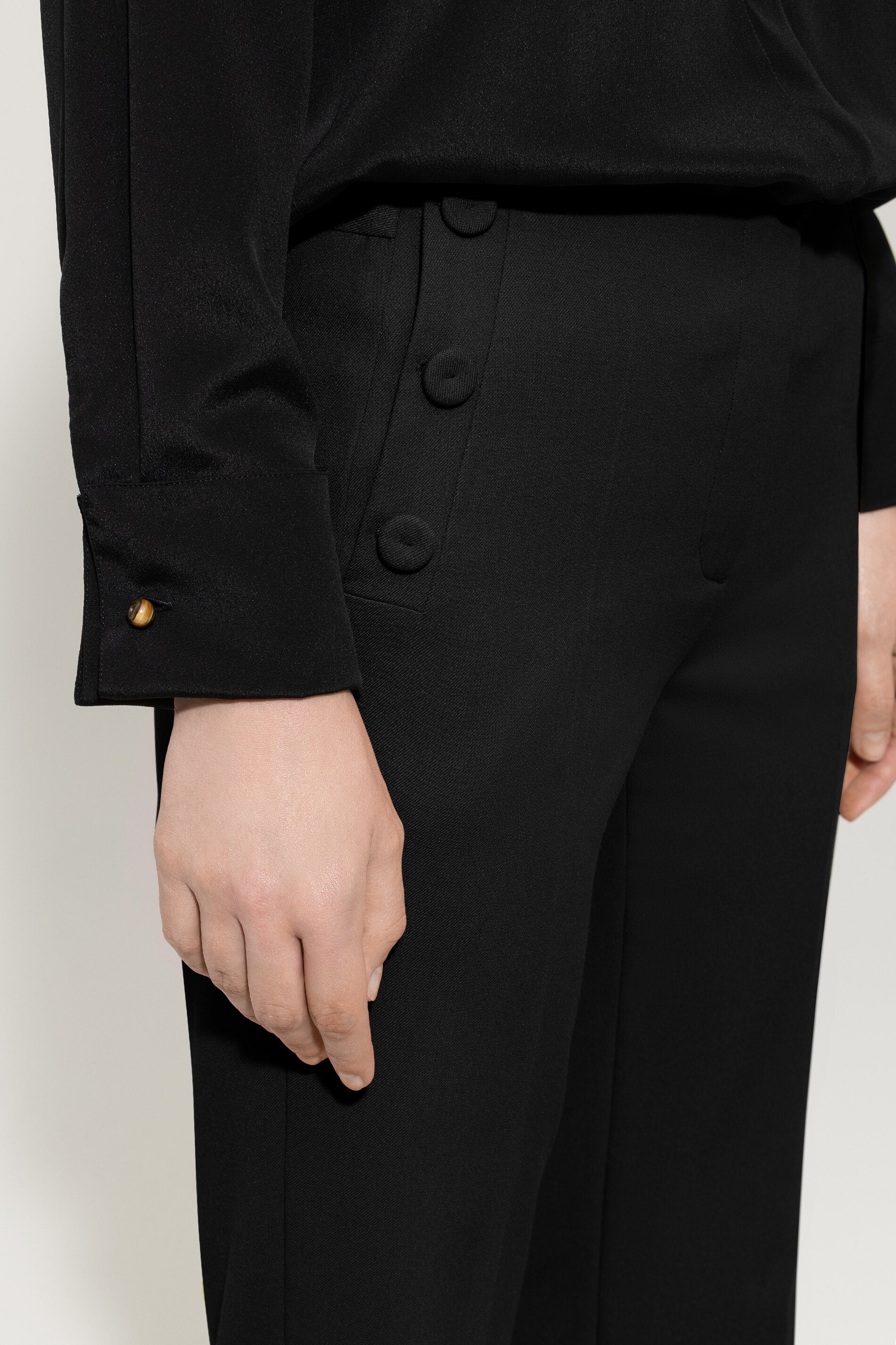 Bootcut-Sailor-Pants - deep black - mit Knöpfen | Model Detail