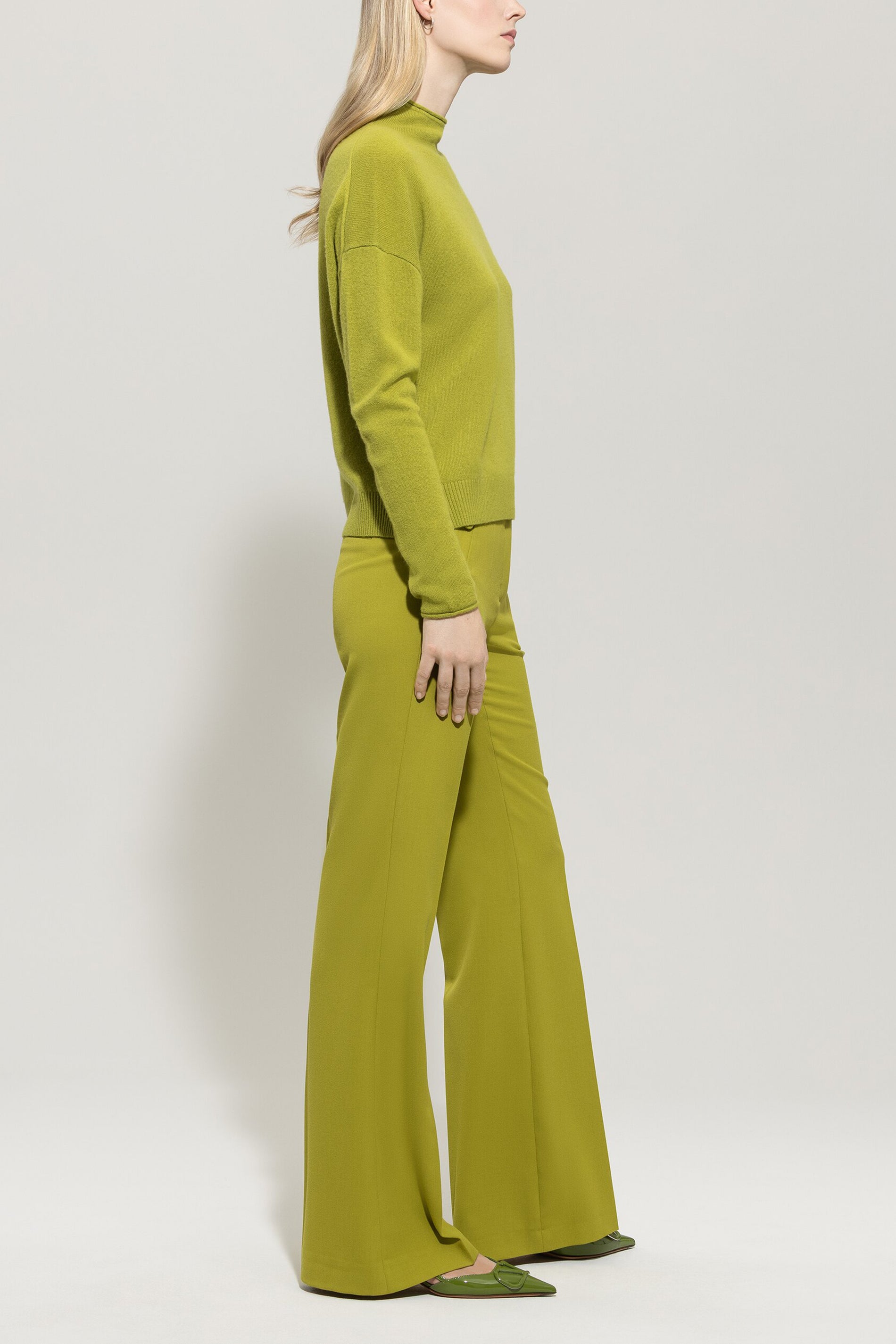 Bootcut-Sailor-Pants - acid green - mit Knöpfen | Model Seite