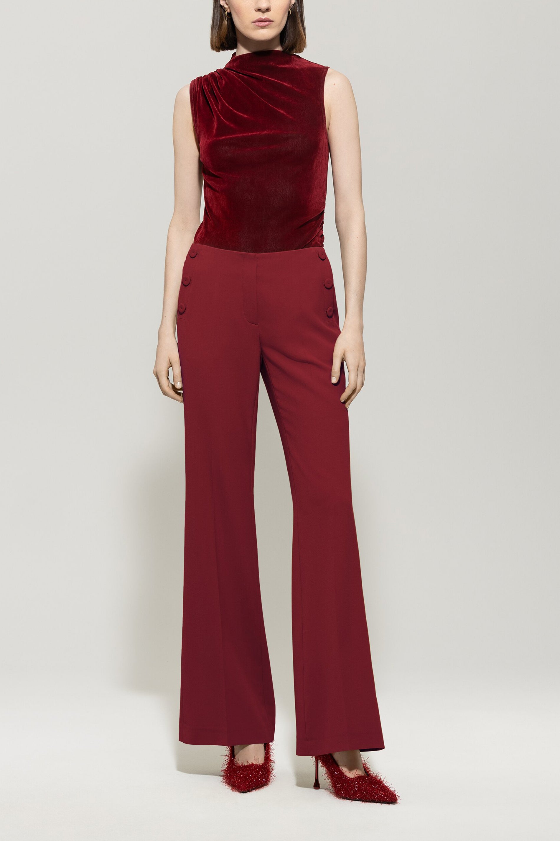 Bootcut-Sailor-Pants - berry red - mit Knöpfen | Model Front