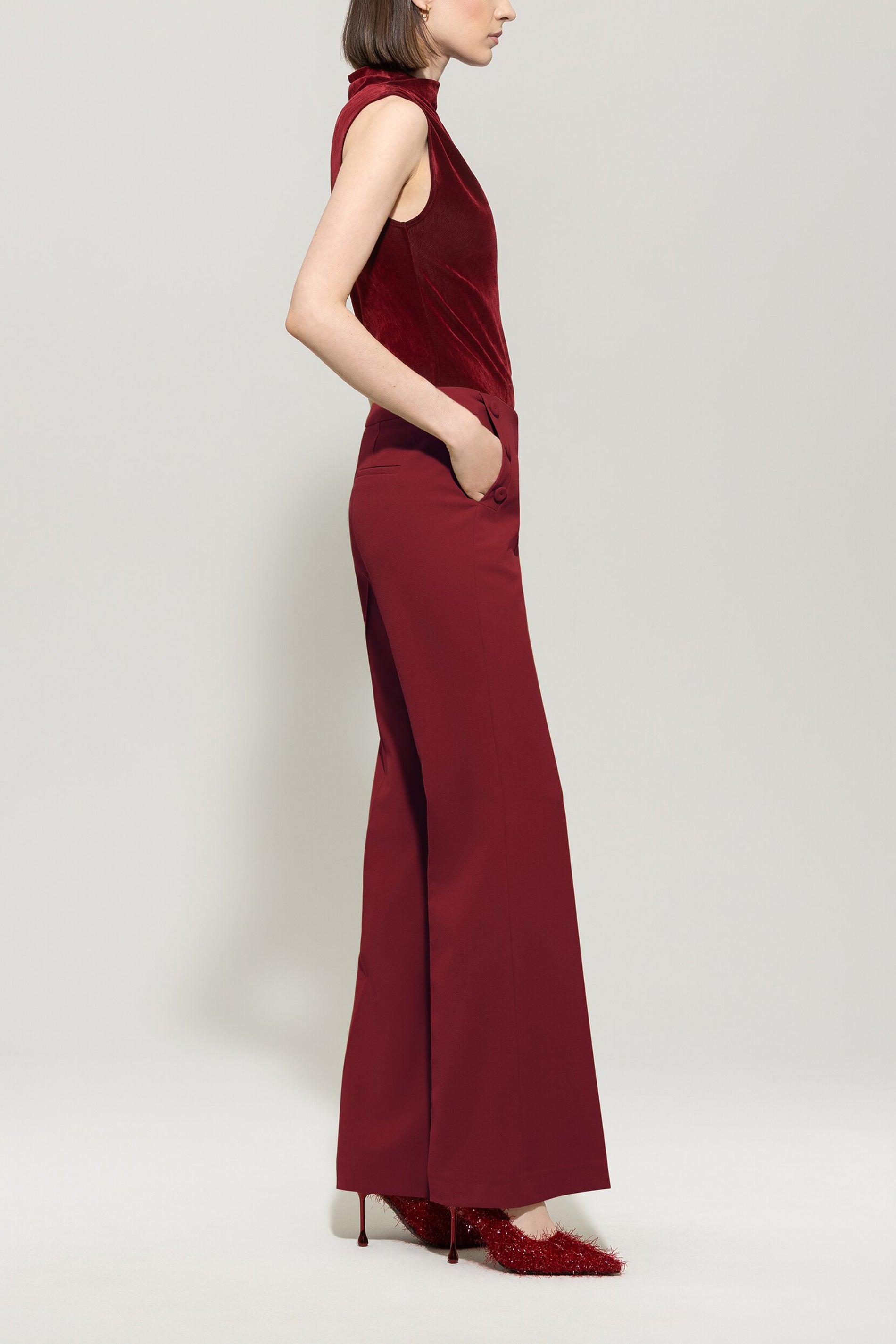 Bootcut-Sailor-Pants - berry red - mit Knöpfen | Model Seite