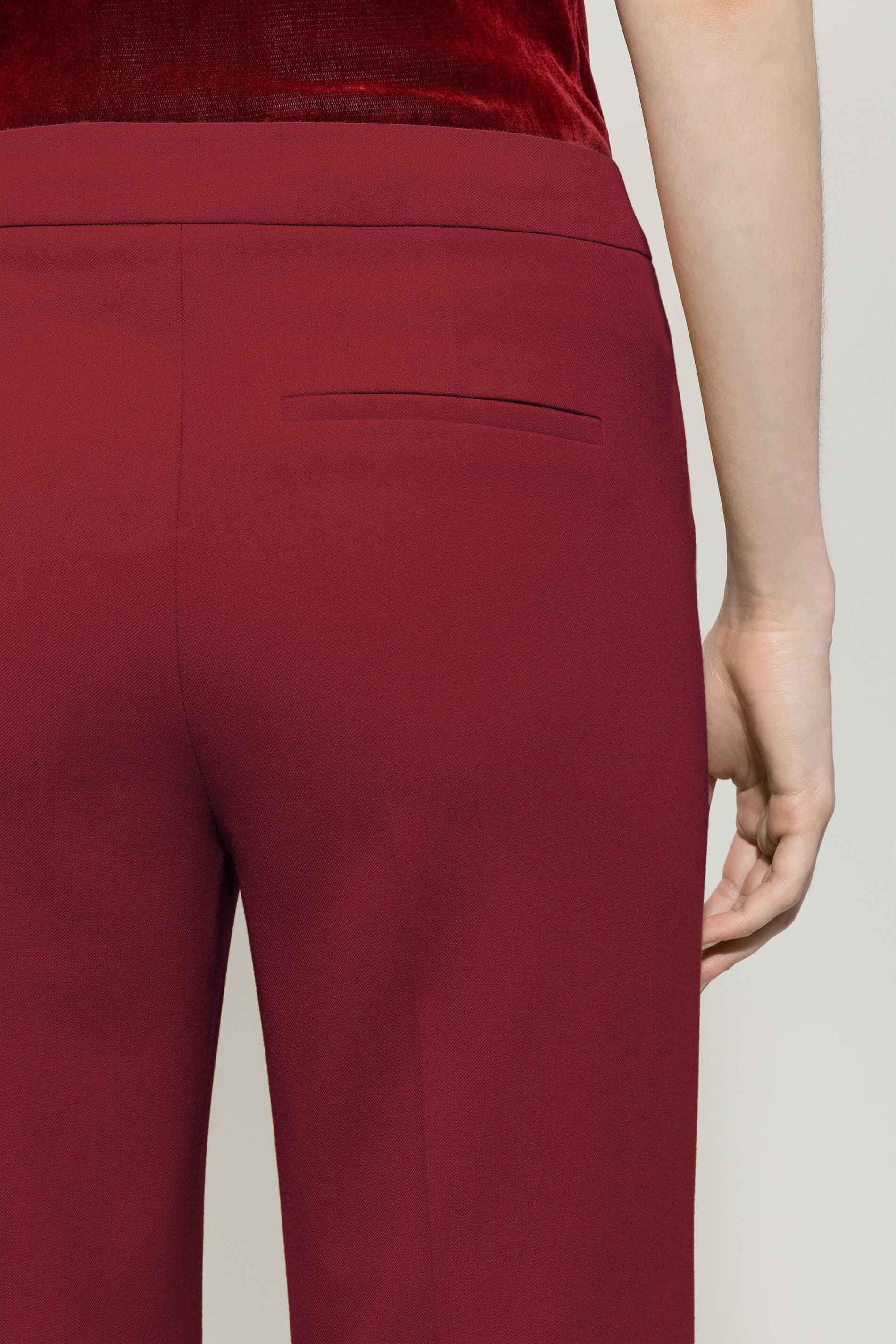 Bootcut-Sailor-Pants - berry red - mit Knöpfen | Model Detail