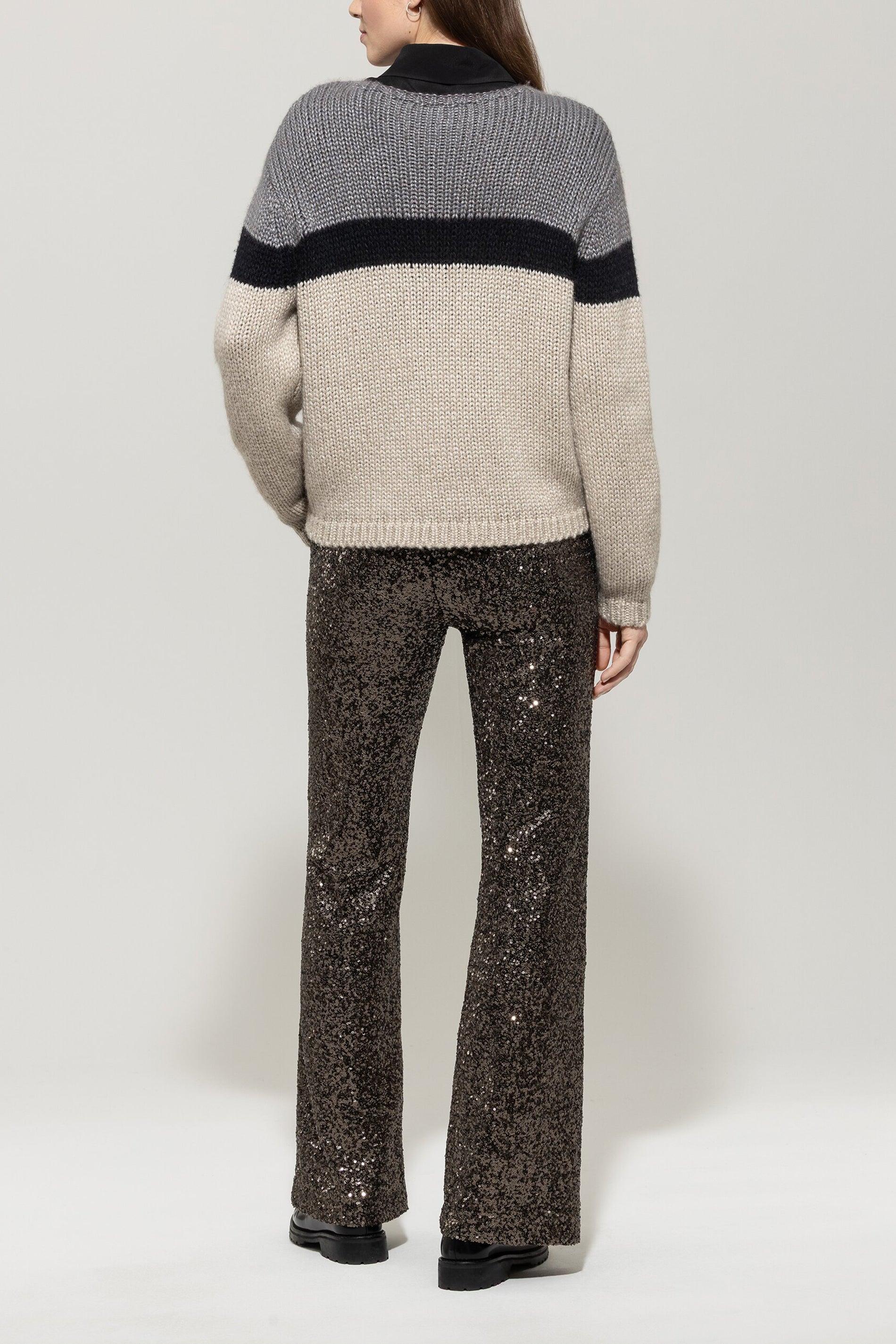 Flared-Pants mit Pailletten - urban grey - Standard | Model Rück