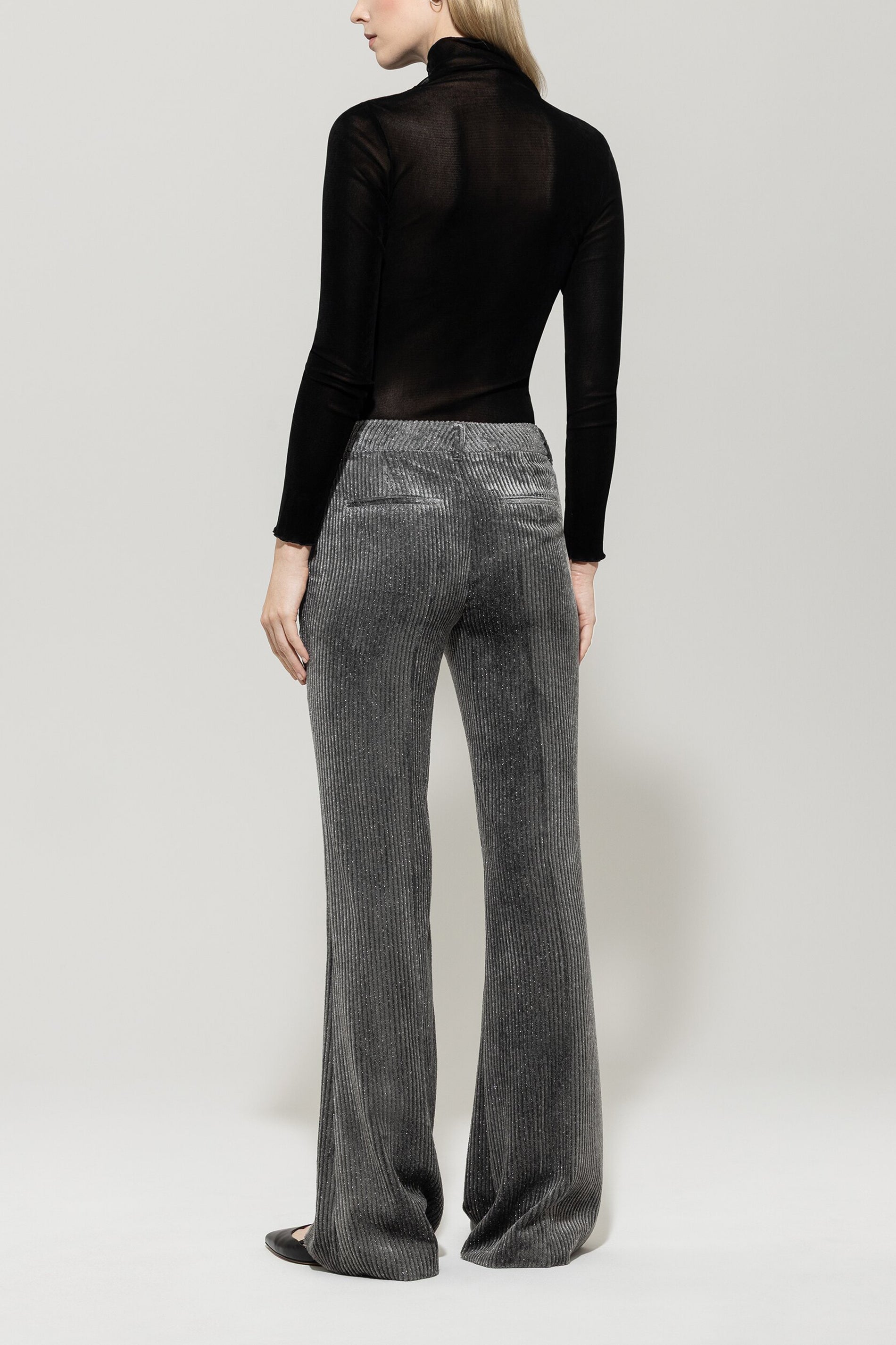Flared-Glitzer-Cord-Pants - urban grey - Standard | Model Rück