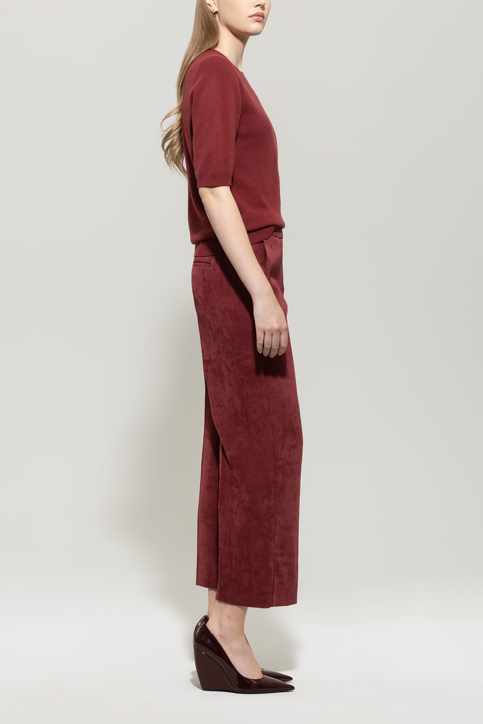 Cord-Wideleg-Joggpants - berry red - ohne Bund | Model Seite